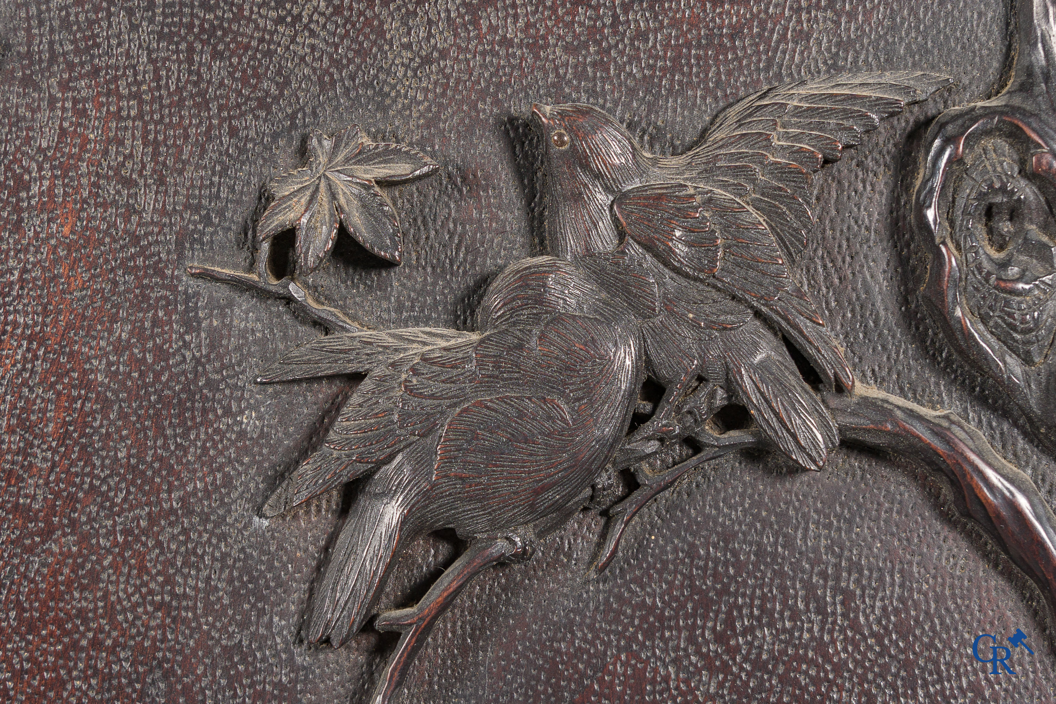 Art Asiatique. Exceptionnel et impressionnant meuble avec des panneaux chinois finement sculptés. XIXe siècle.