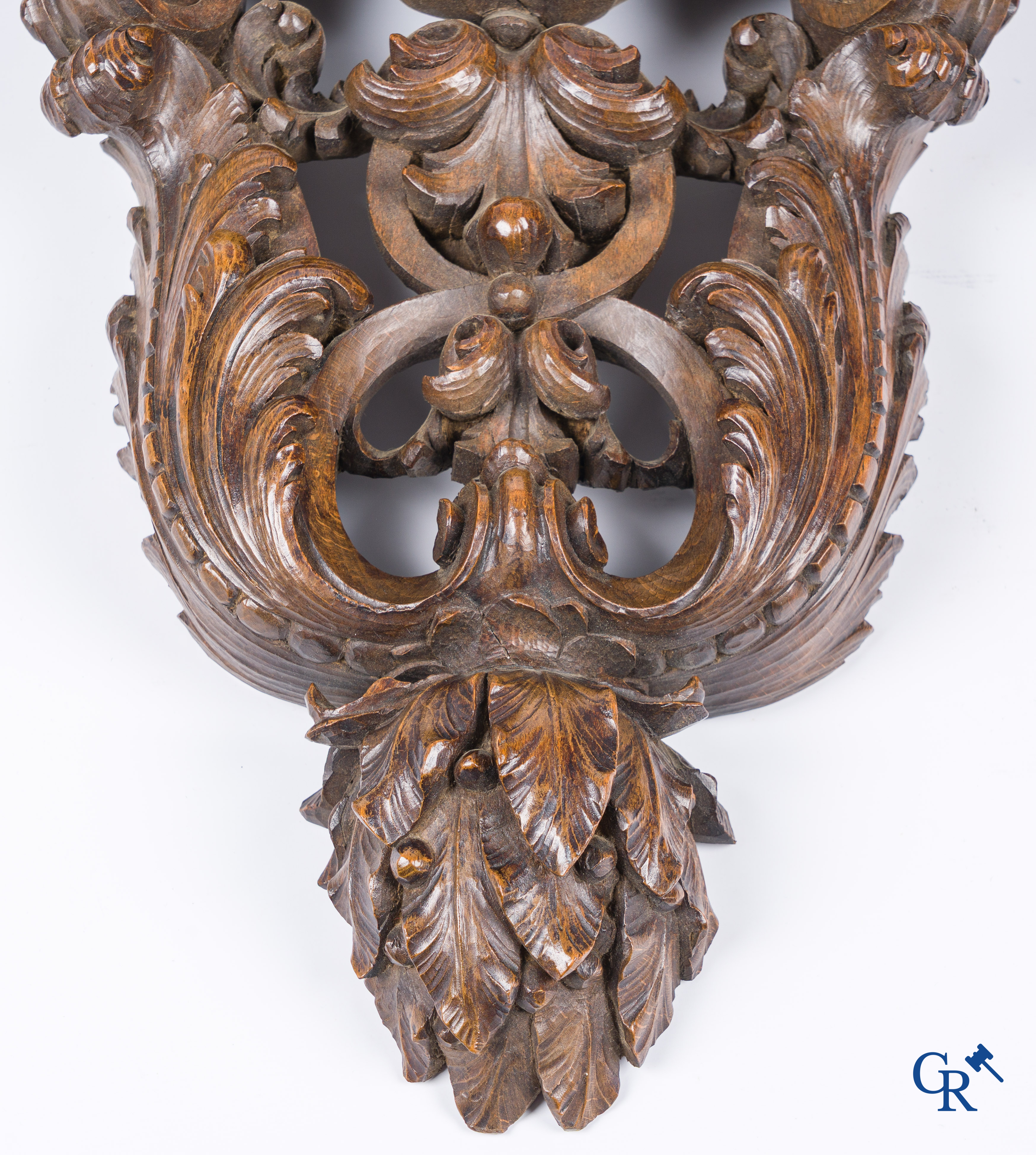 Une console murale de style Renaissance richement sculptée en noyer. XIXe siècle.