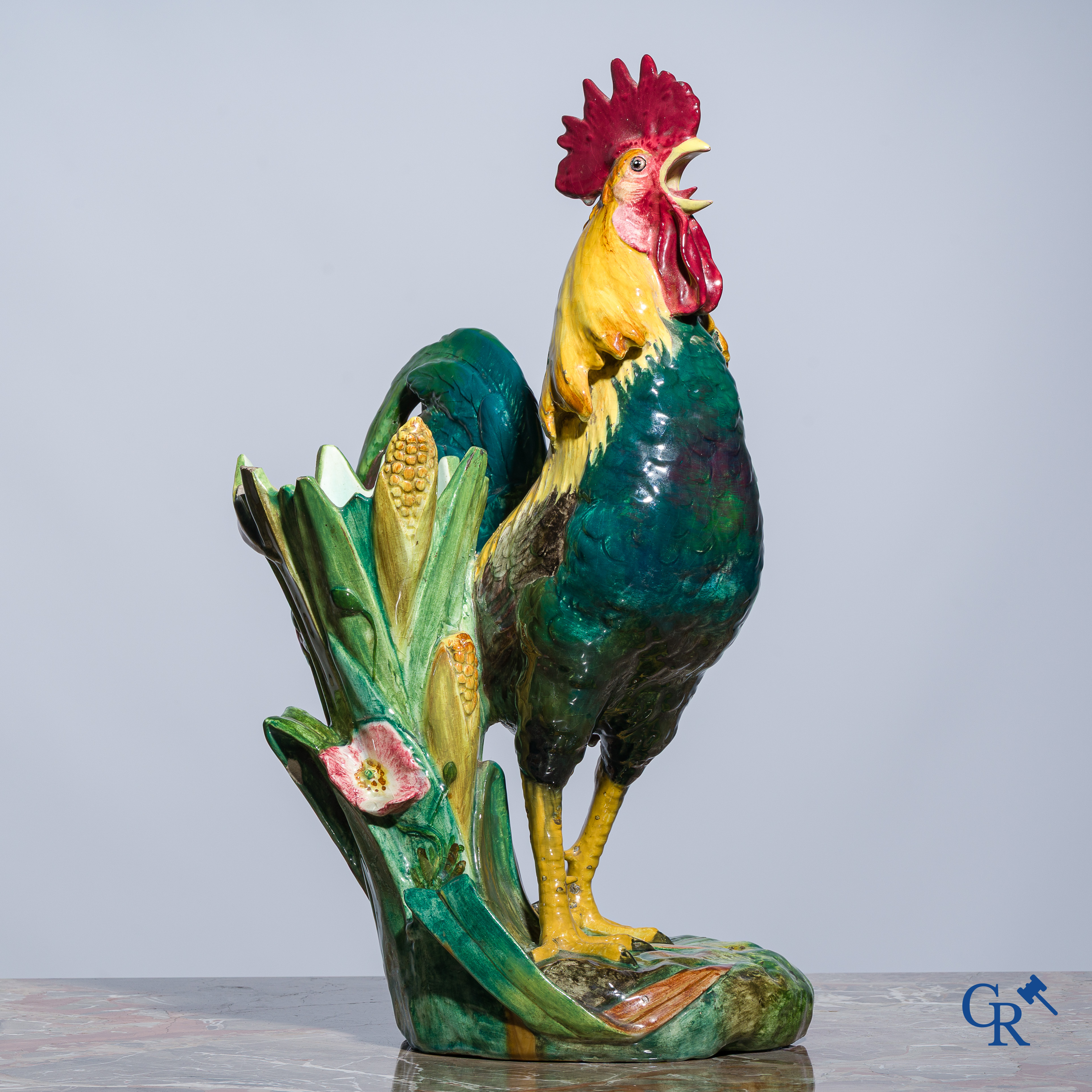 Delphin Massier, Vallauris. Grand coq debout en faïence émaillée polychrome, Signé. Vers 1890.