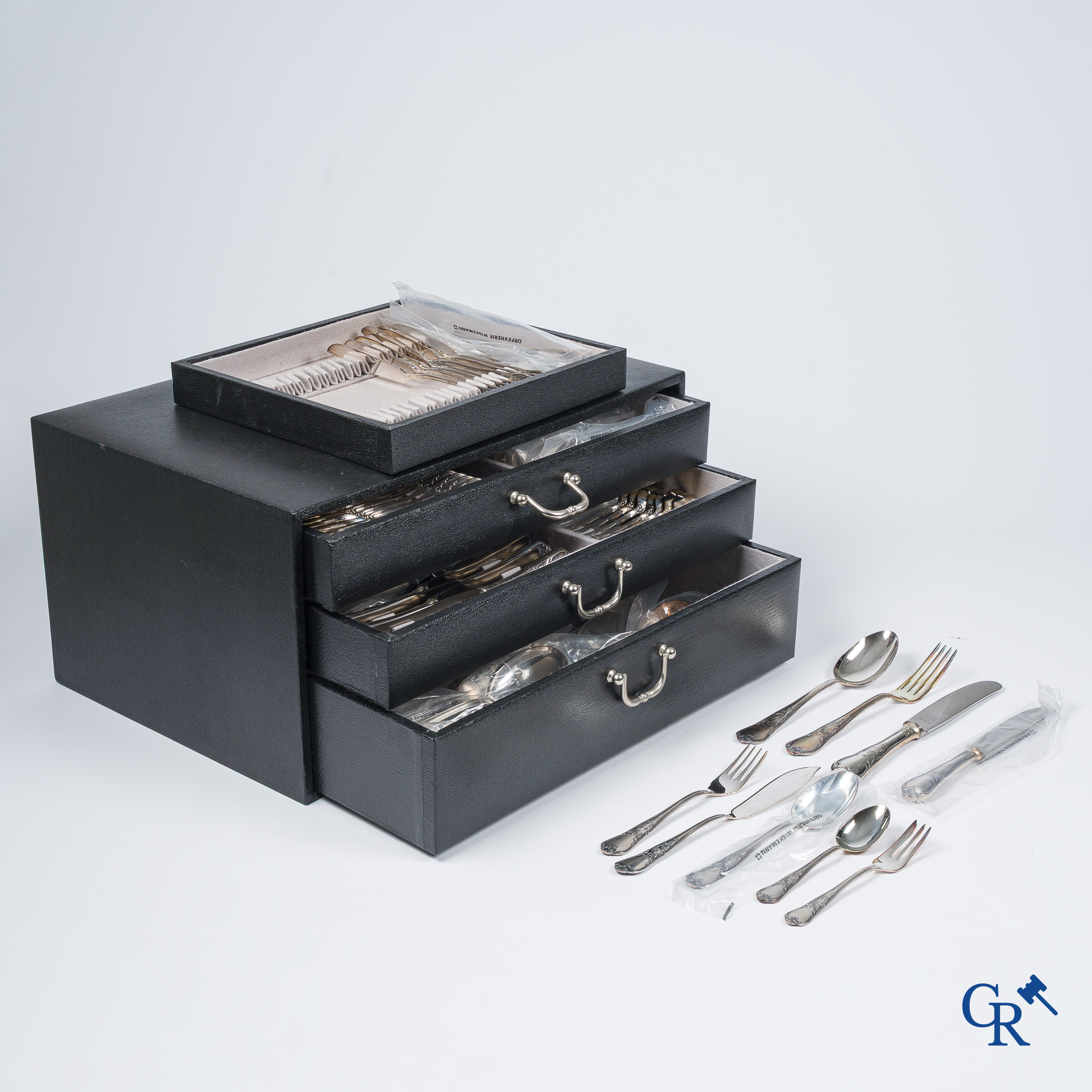 Orfèvrerie Wiskemann Bruxelles. Coffret à couverts pour 12 personnes en métal argenté. 115 pièces.