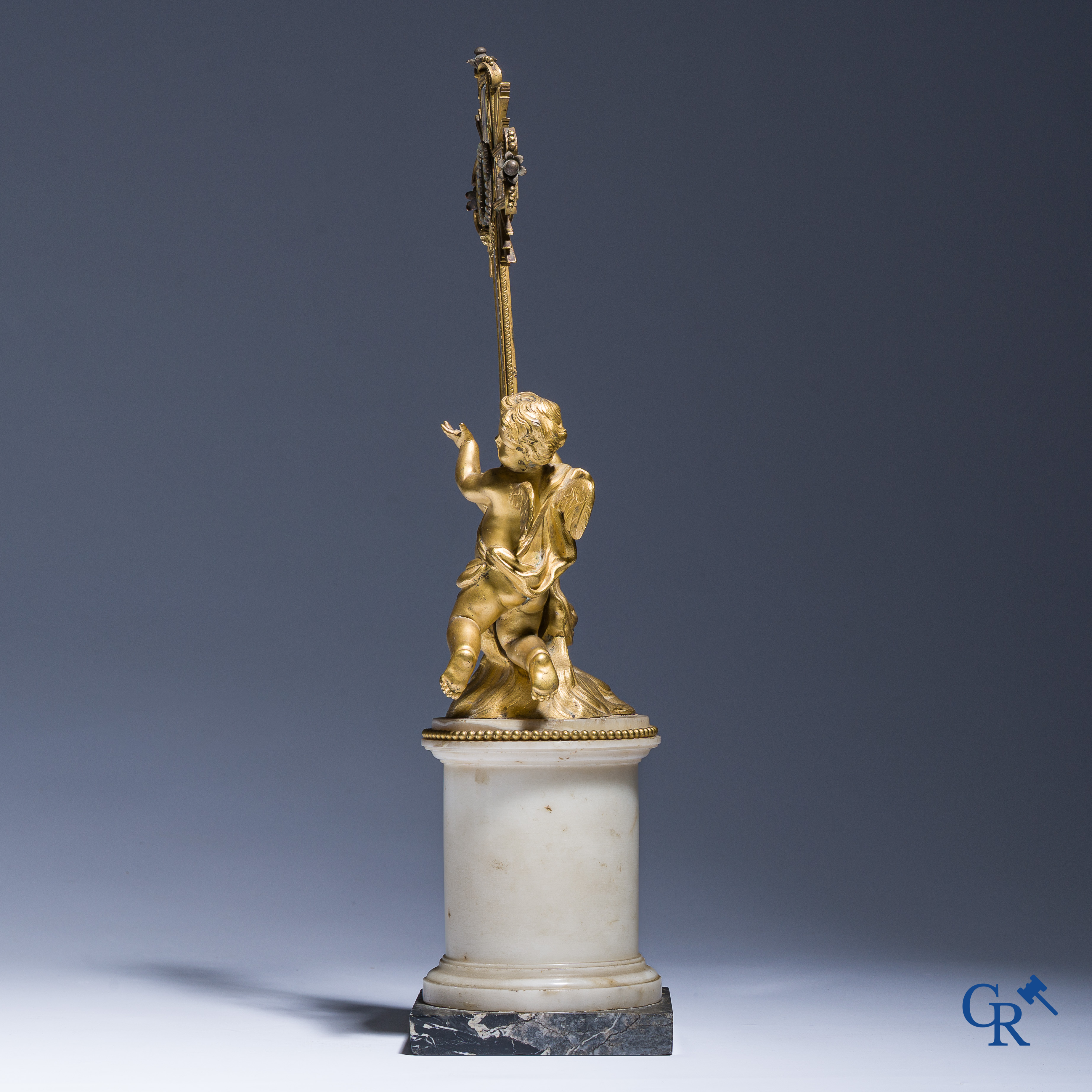 Reliquaire en bronze finement ciselé et doré. Croix sertie de cristal de roche taillé. Fin du XVIIIe siècle.