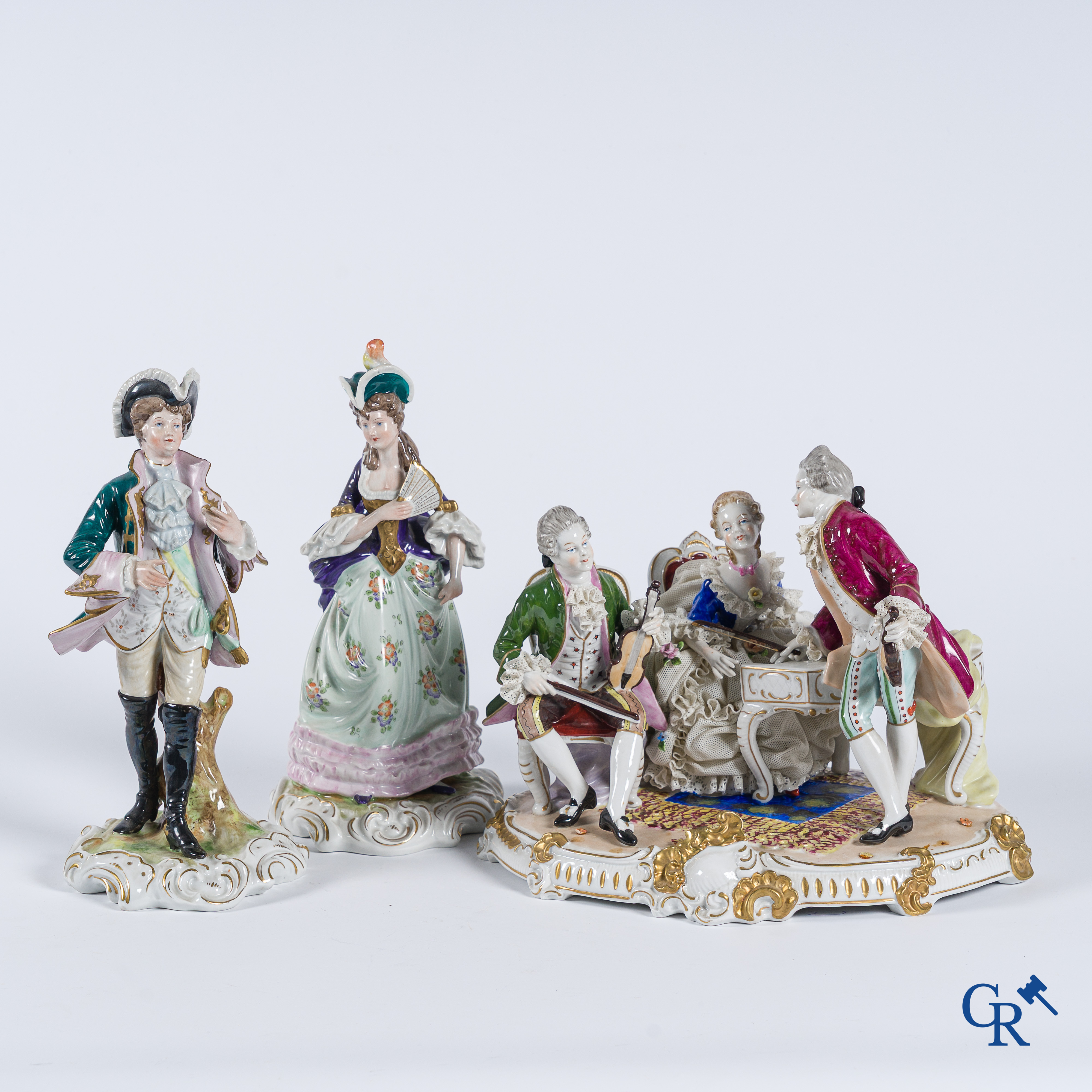 Porcelaine allemande. 3 groupes en porcelaine de Saxe.