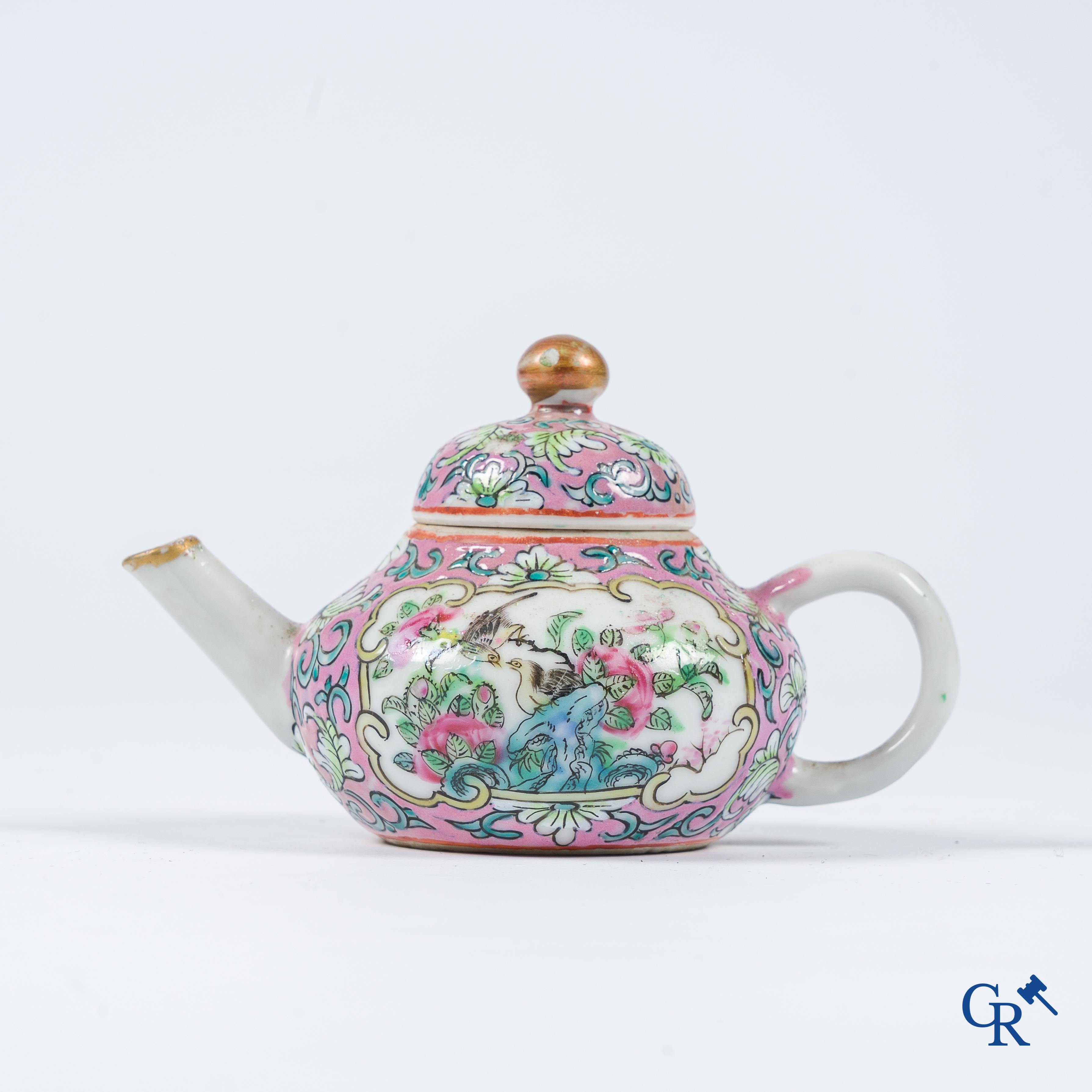 Art Asiatique. Soucoupe octogonal et plat profond, décor mandarin et une théière et assiette 19ème.