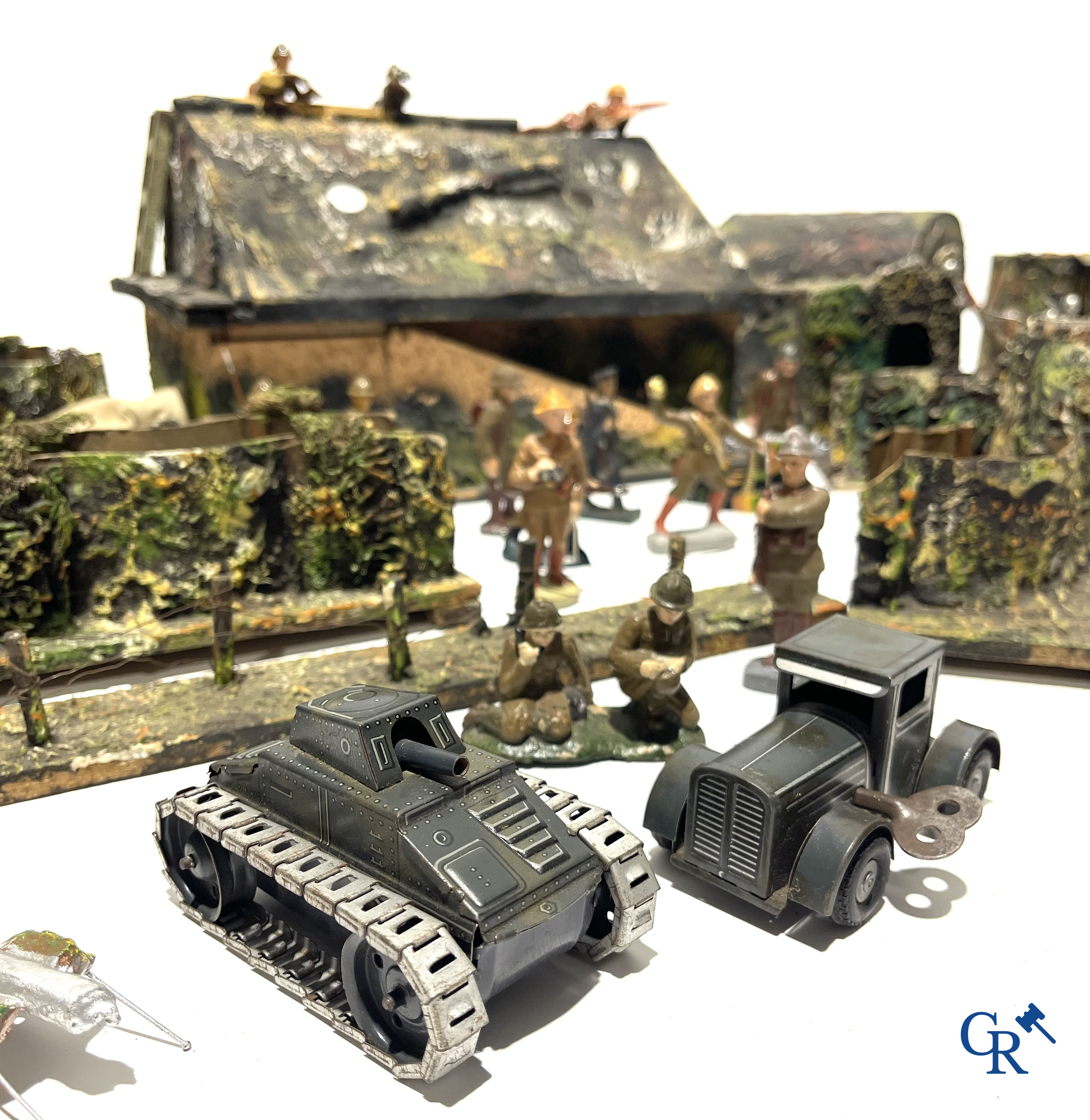 Grand nombre de jouets militaires ancien. Chars Gamma, figurines en composite, bunkers, tranchées, hôpital de campagne, etc. Années 1930-40.