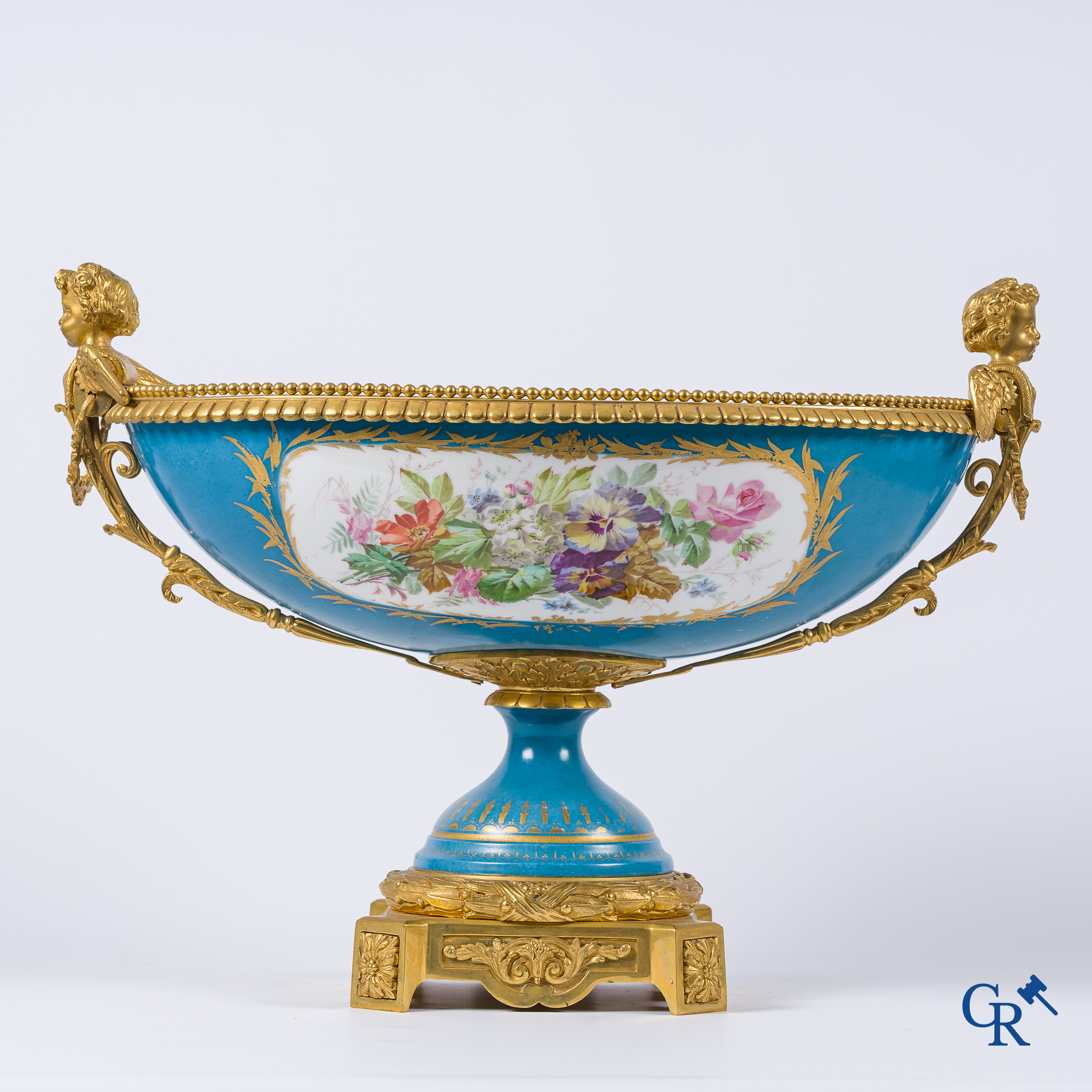 Sèvres. Important centre de table en porcelaine de Sèvres avec des montures en bronze doré. Style LXVI, vers 1900.
