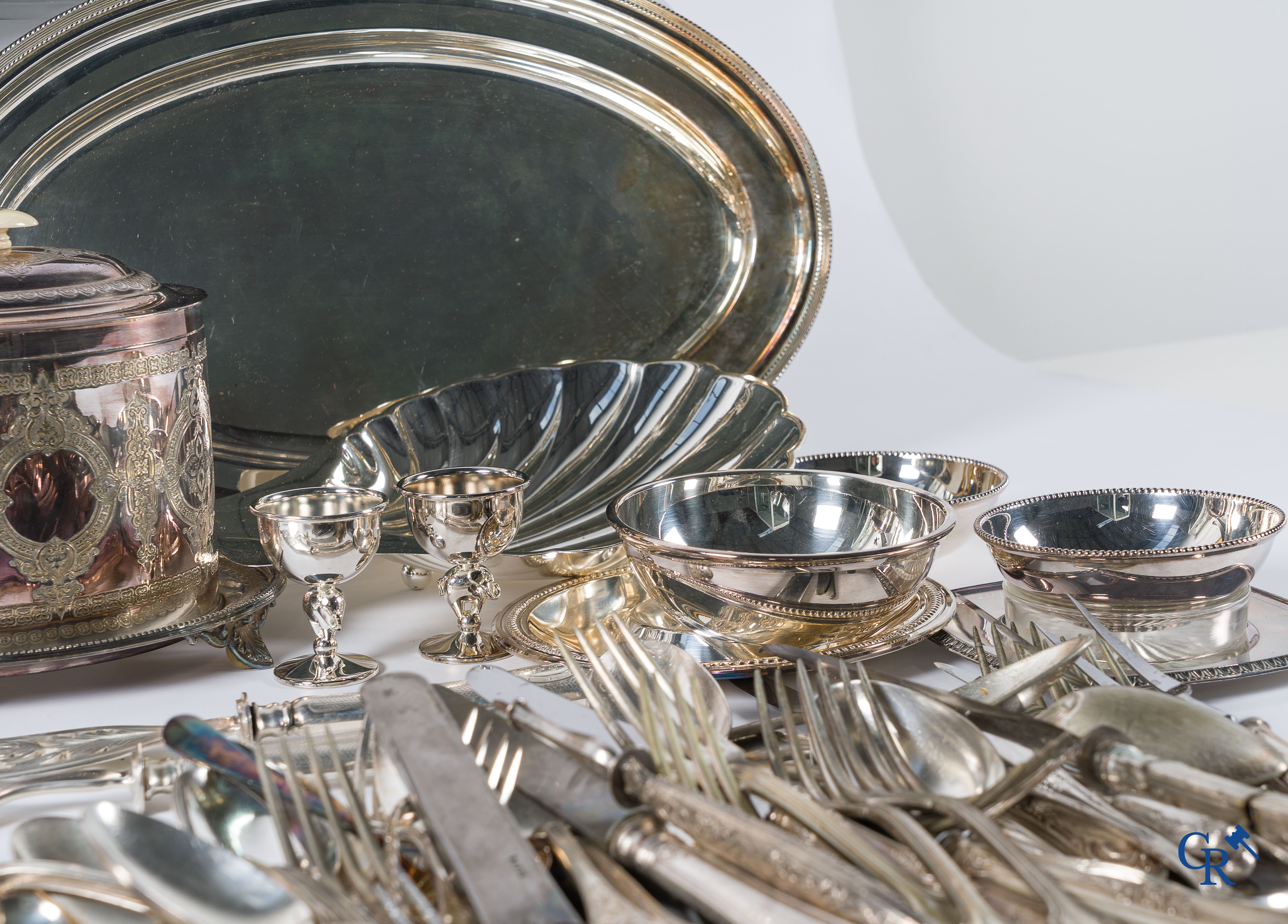 Grand lot de métal argenté, couverts et couteaux en argent fourré.
