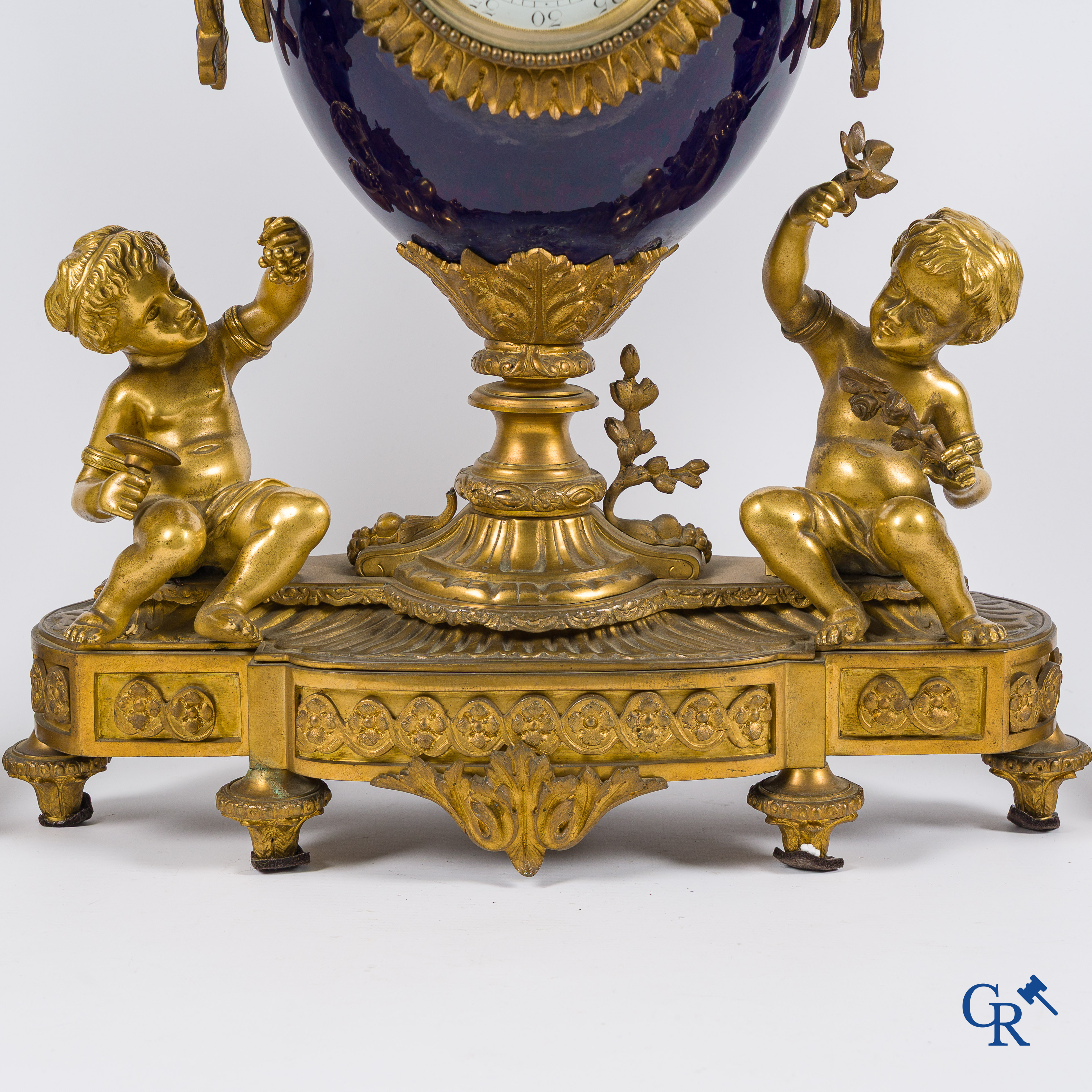 Luppens Bruxelles. Garniture de cheminée en bronze doré et porcelaine bleu cobalt. Vers 1900.