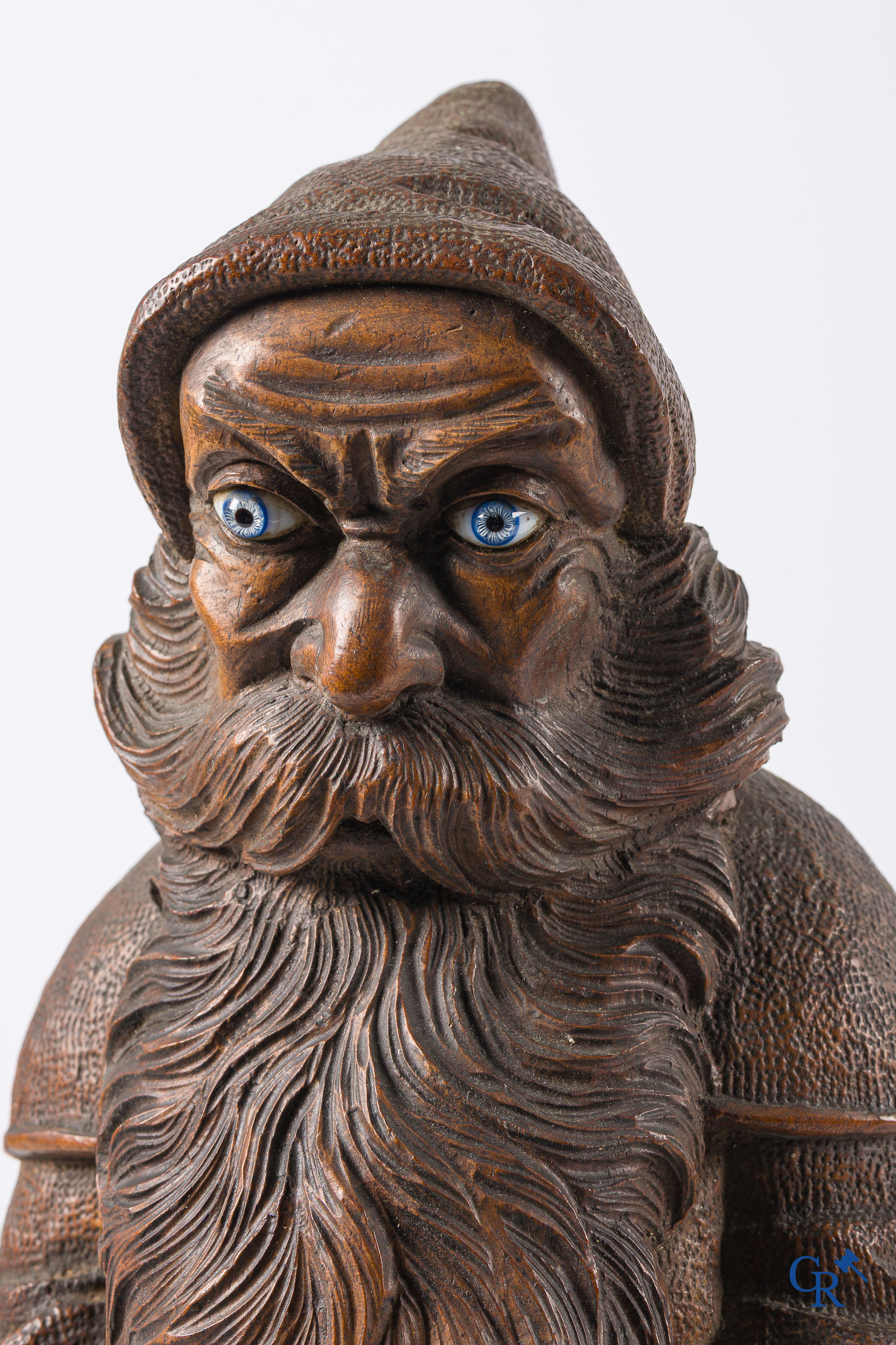 Forêt Noire. Rare porte-manteau représentant un nain. Bois de tilleul sculpté, yeux sulfure et cornes de chamois.
