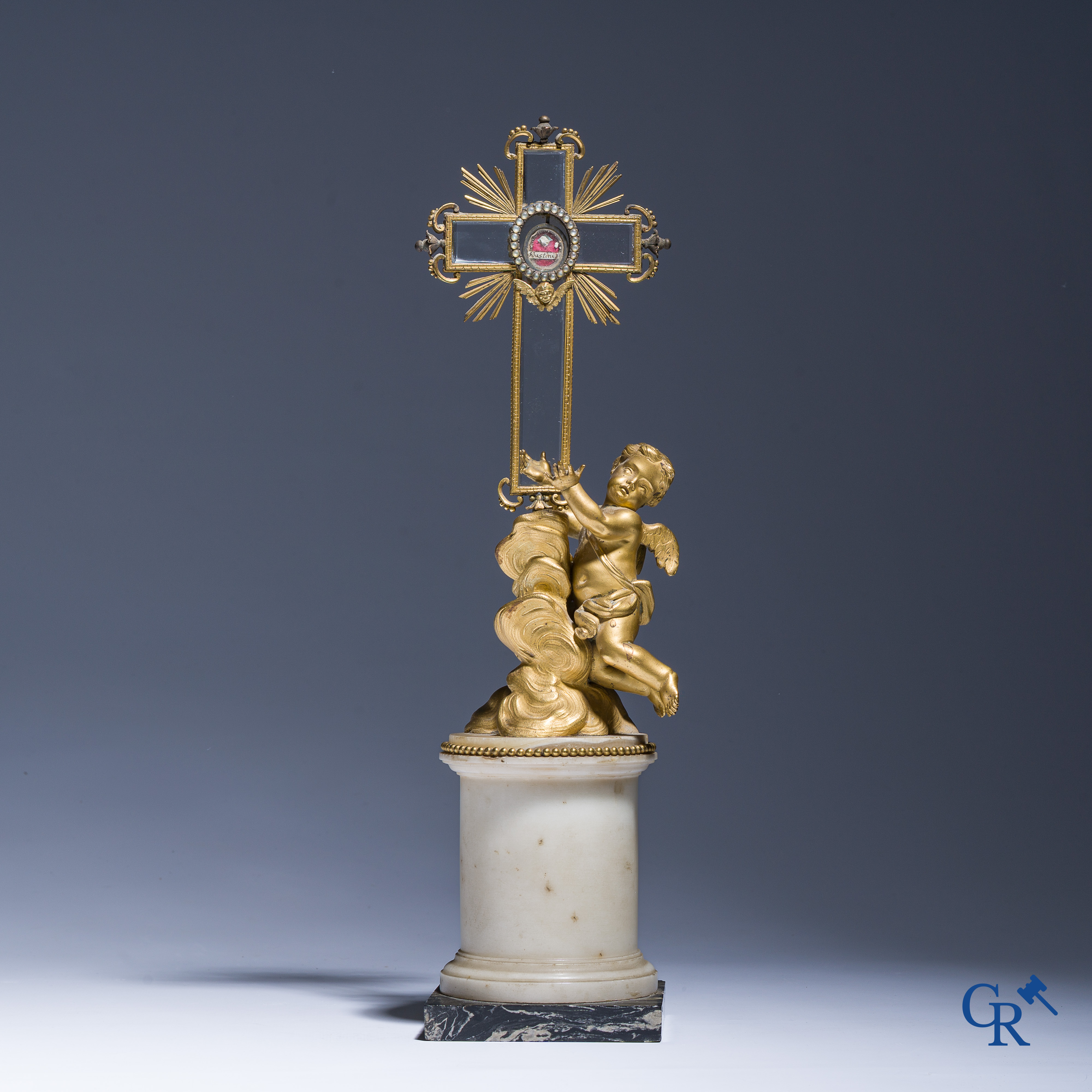 Reliquaire en bronze finement ciselé et doré. Croix sertie de cristal de roche taillé. Fin du XVIIIe siècle.