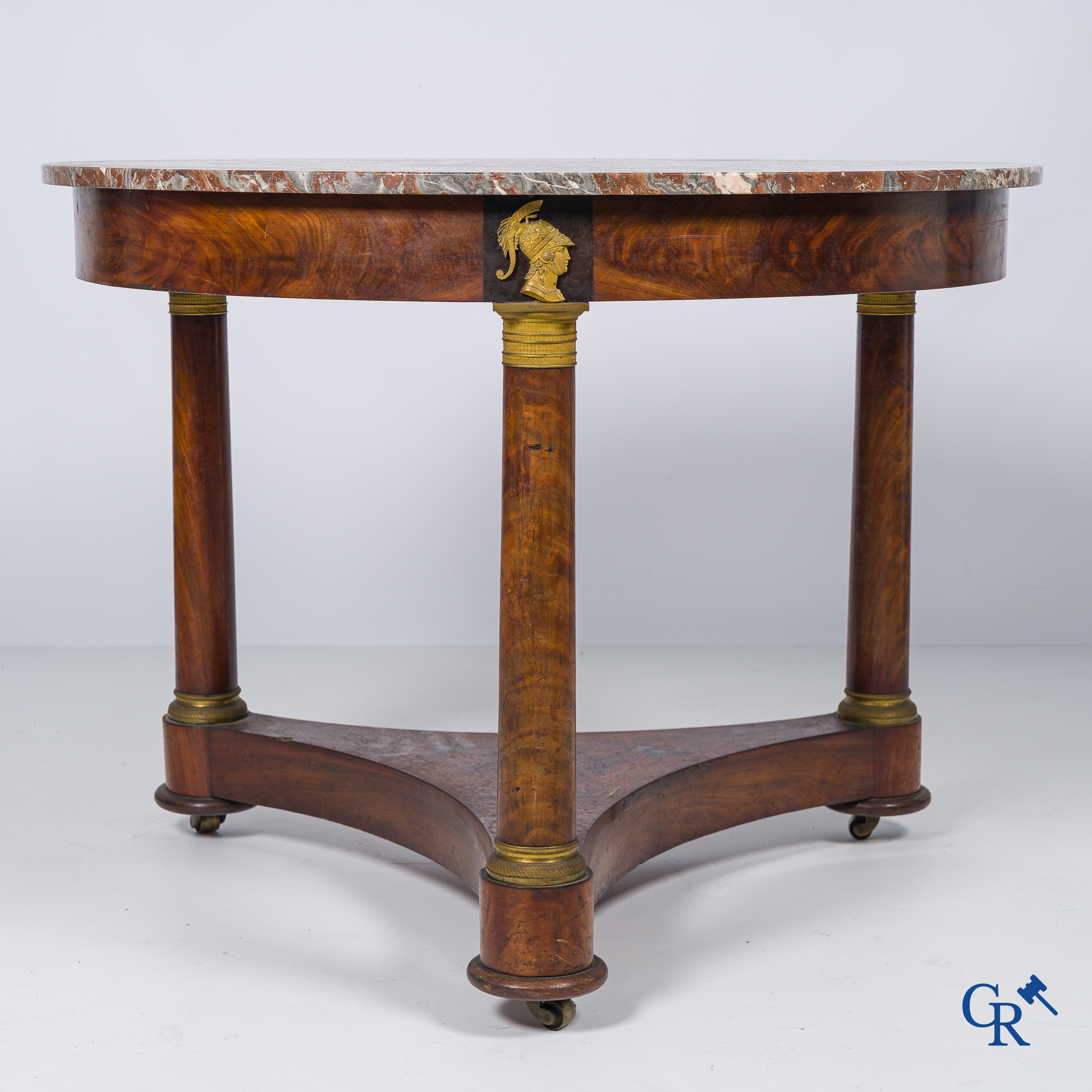 Empire. Grand guéridon en placage d'acajou, bronzes finement ciselés et dorés. France, vers 1810.