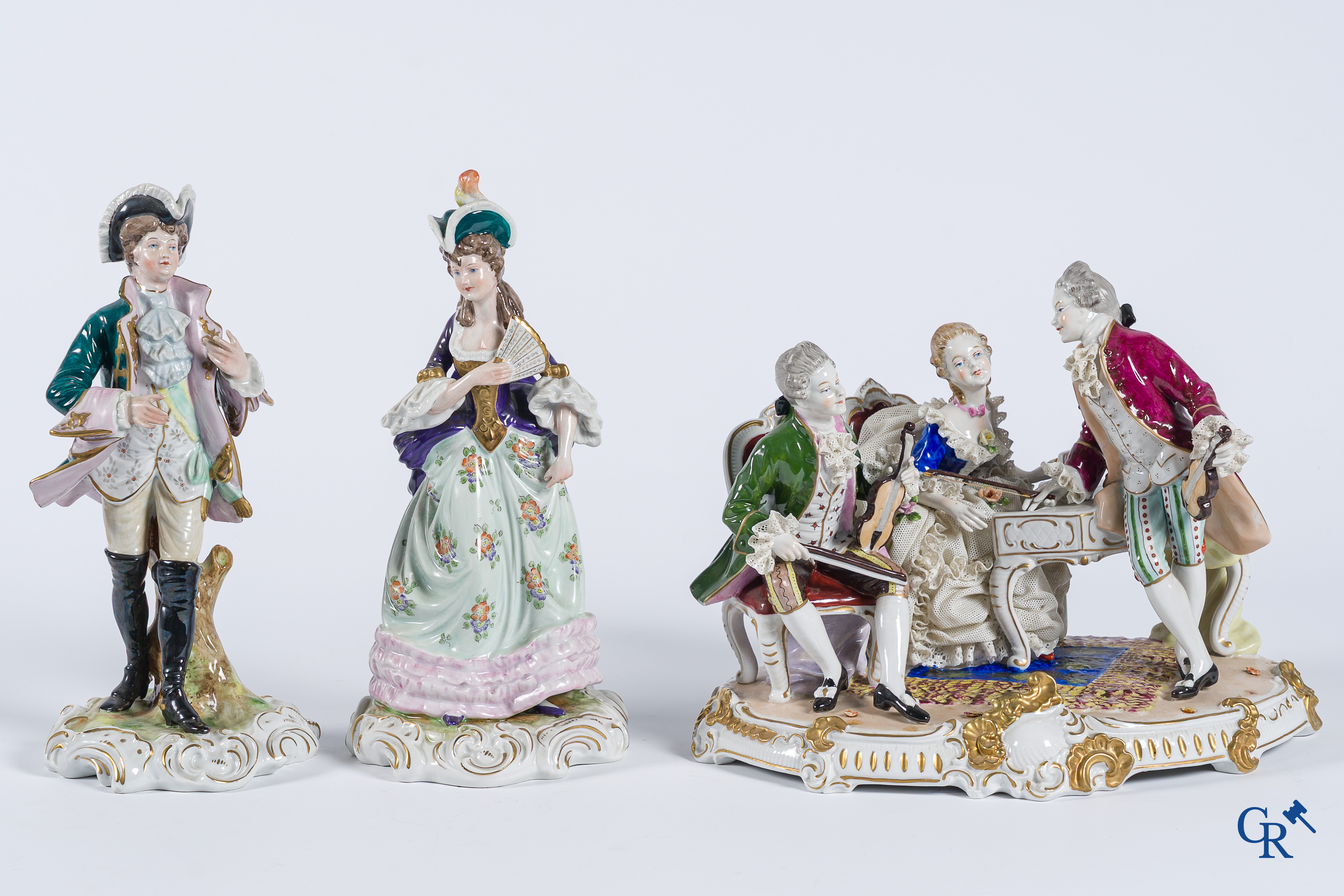 Porcelaine allemande. 3 groupes en porcelaine de Saxe.