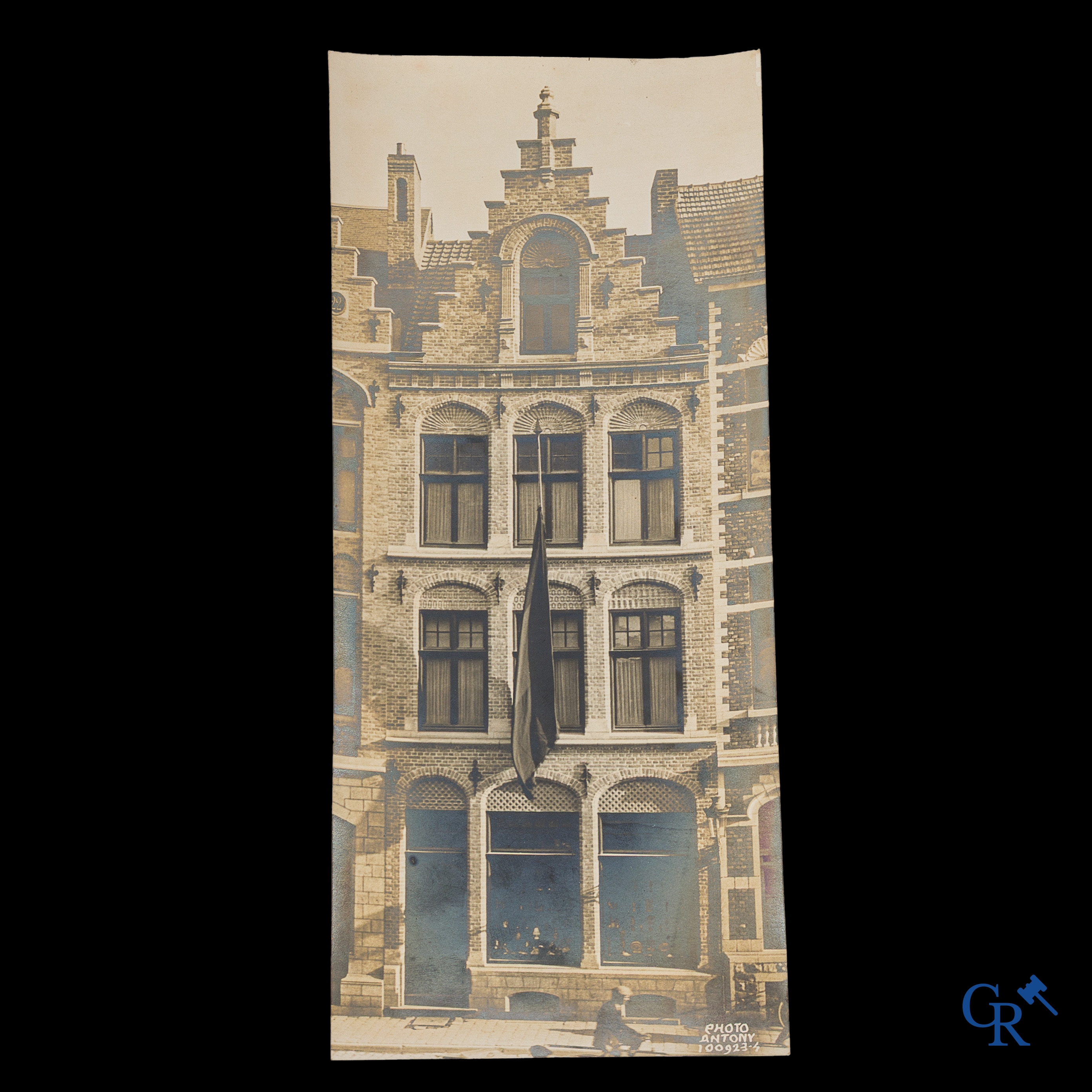 Photographie. Maurice Antony (Ypres 1883 - Ostende 1963) Intéressante photo de la maison de la famille Antony à Ypres.