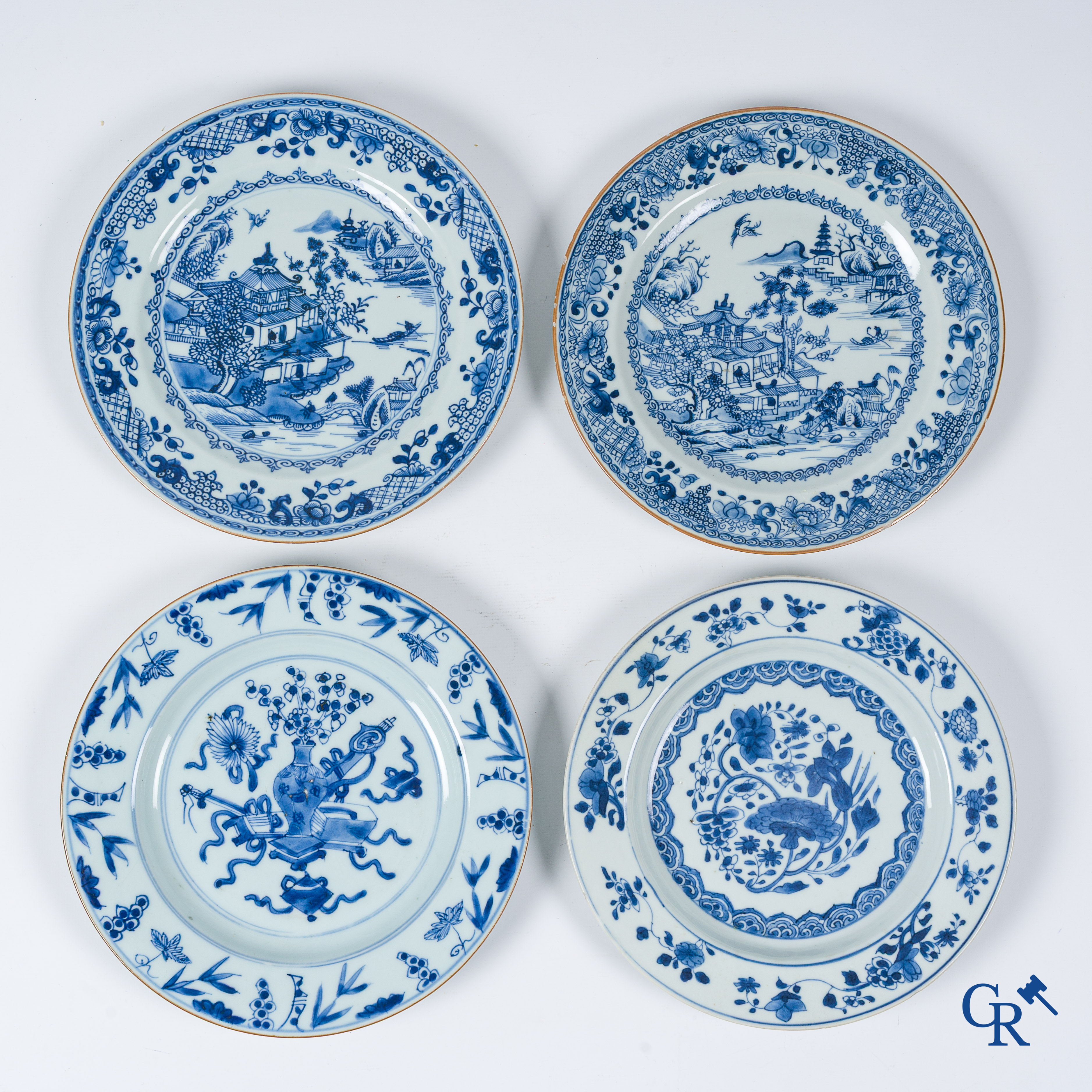 Art Asiatique. Porcelaine chinoise. 4 assiettes bleu blanc. Période Qianlong.