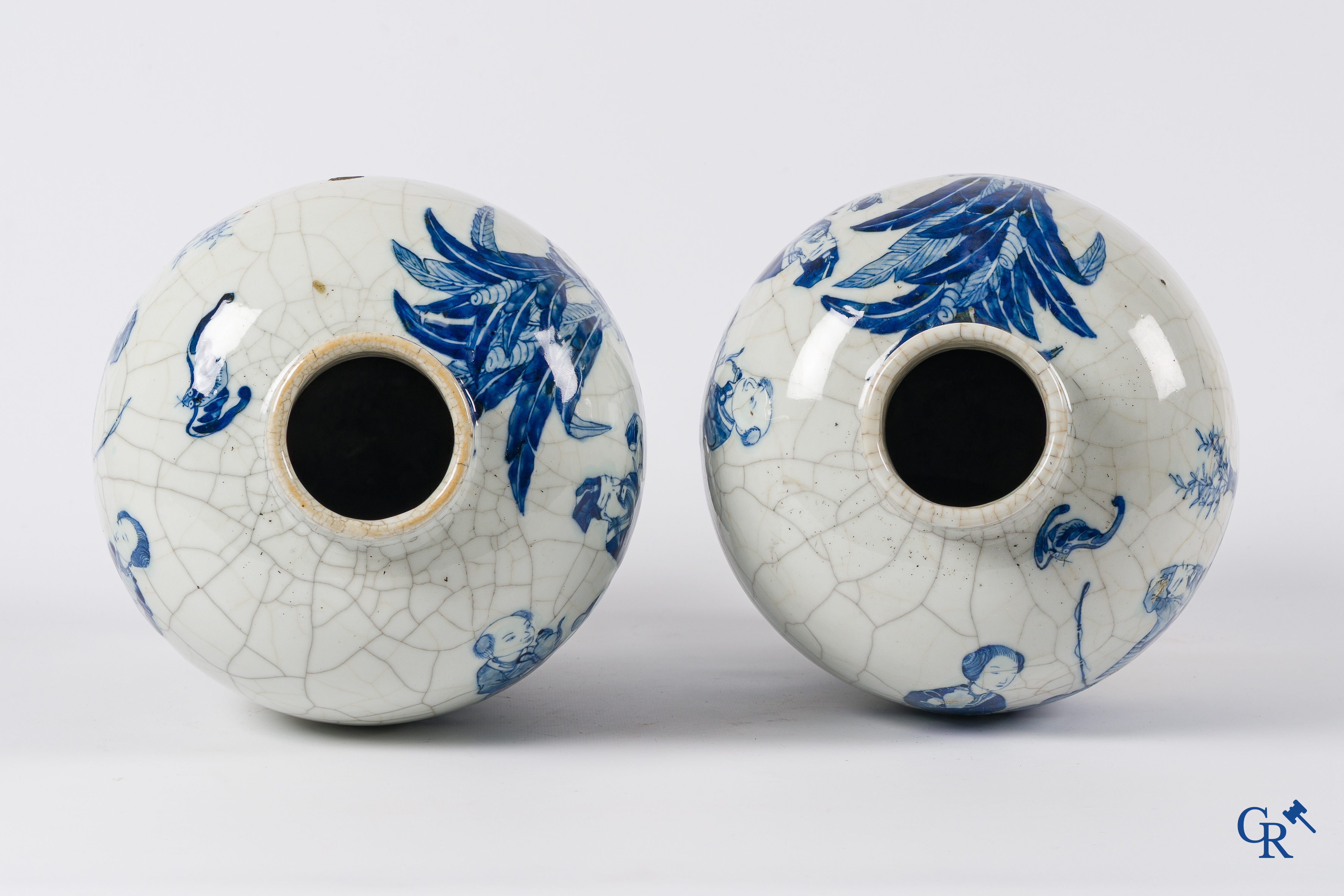Art Asiatique. Porcelaine chinoise. Paire de vases en porcelaine à glaçure craquelée avec des scènes bleu-blanc. Chine, XIXème siècle.
