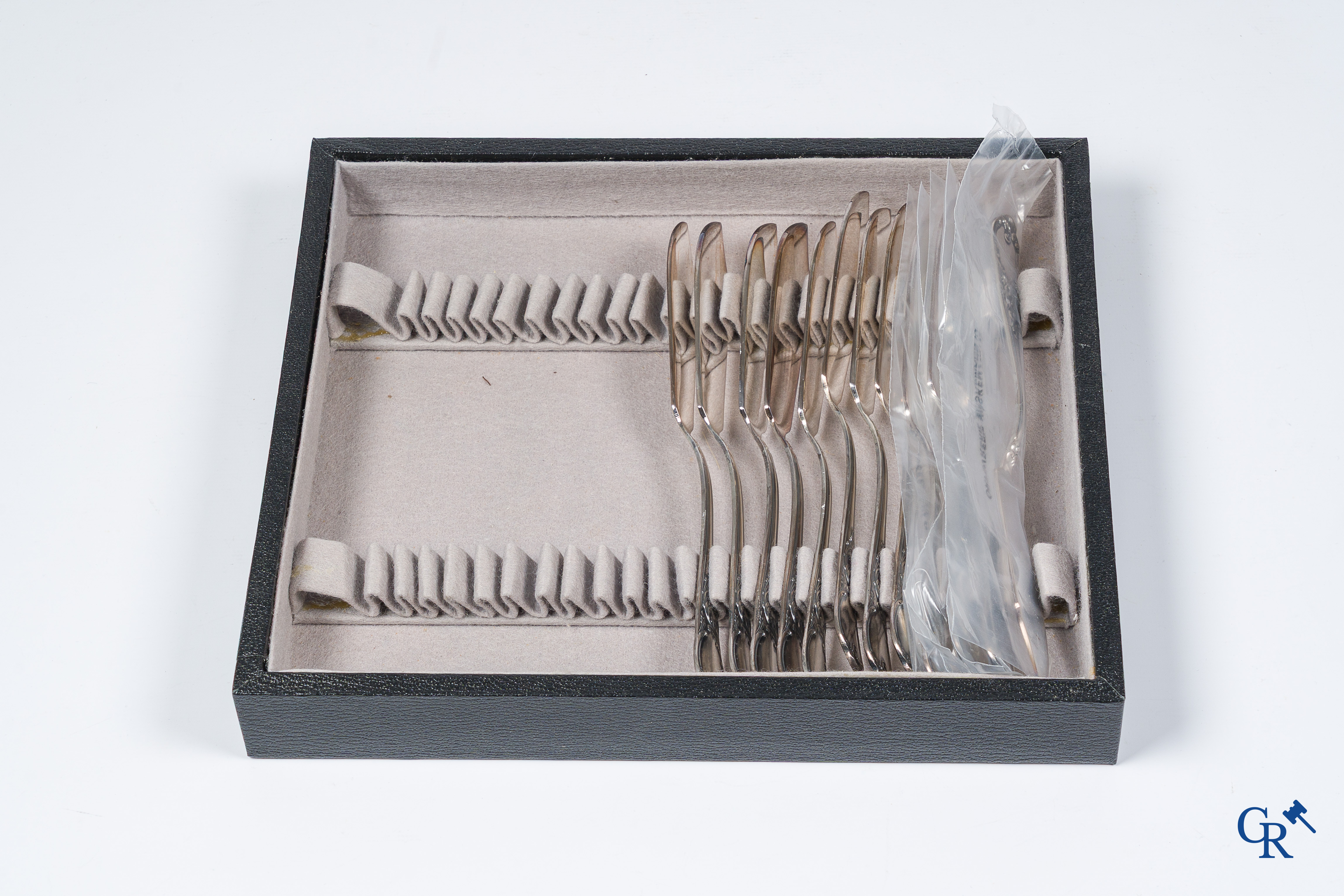 Orfèvrerie Wiskemann Bruxelles. Coffret à couverts pour 12 personnes en métal argenté. 115 pièces.