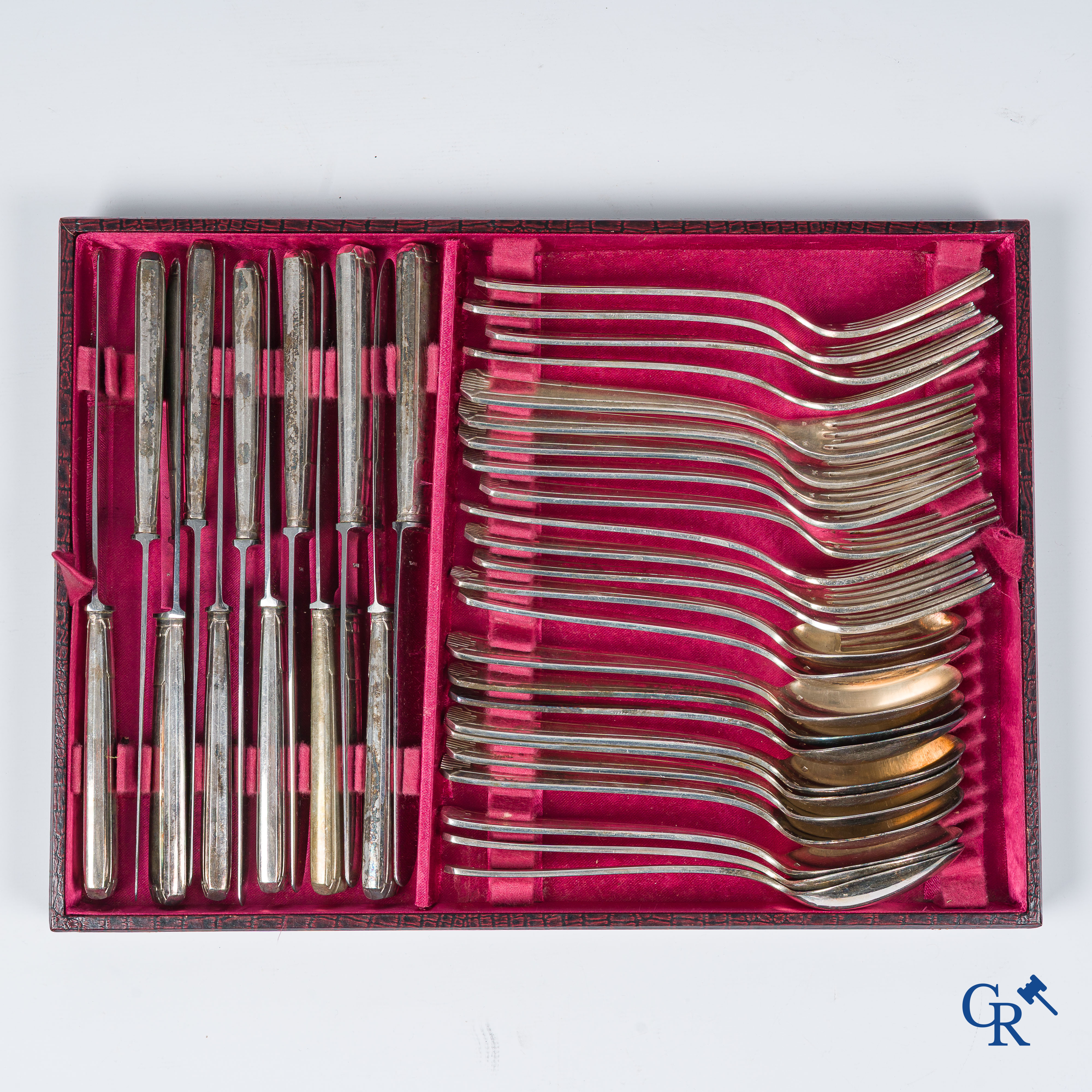 Coffret à couverts avec couverts en métal argenté.