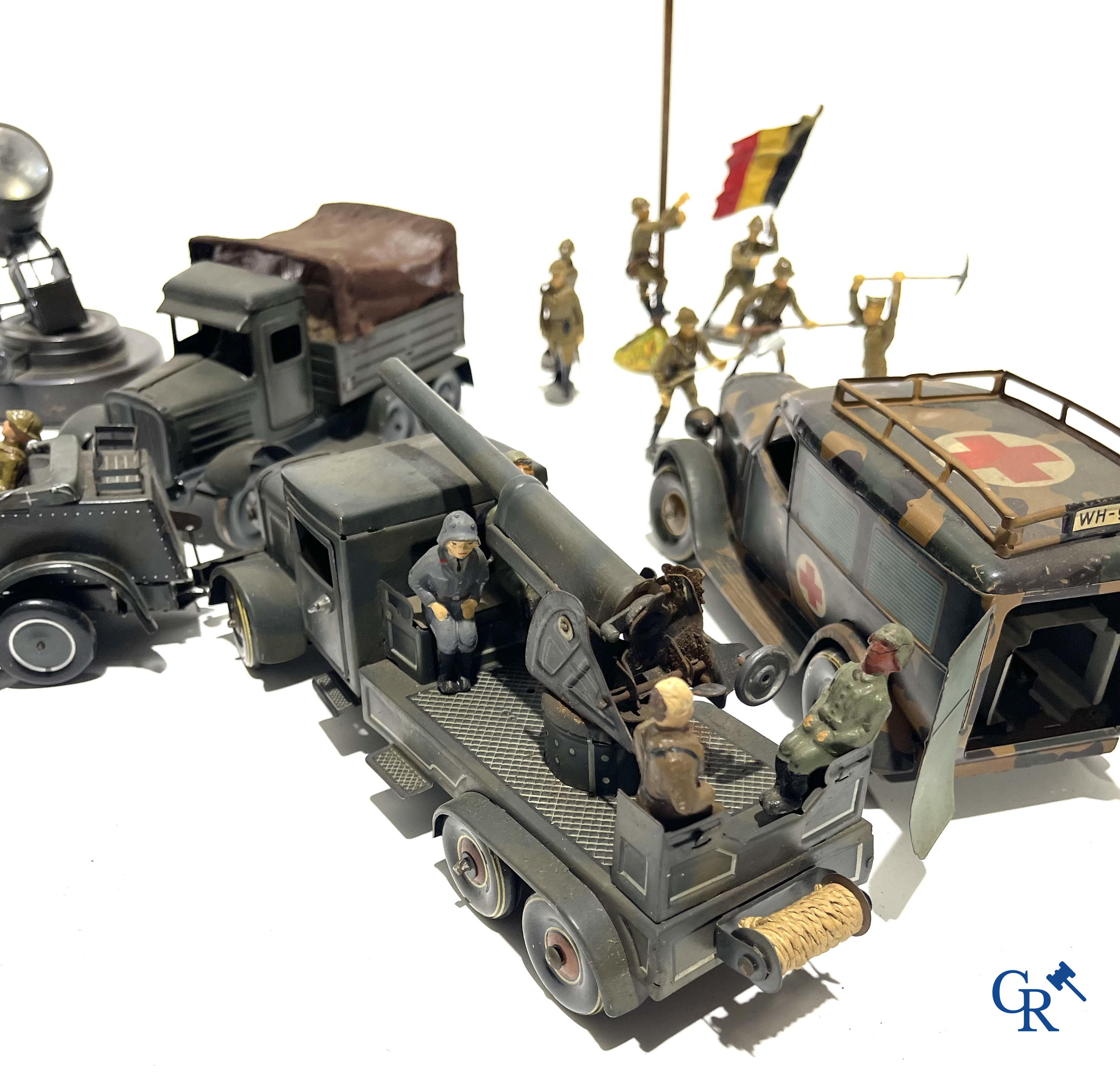 Jouets anciens. Lot de jouets militaires allemands exceptionnellement bien conservés en tôle lithographiée et des figurines en composite. Années '30-'40.