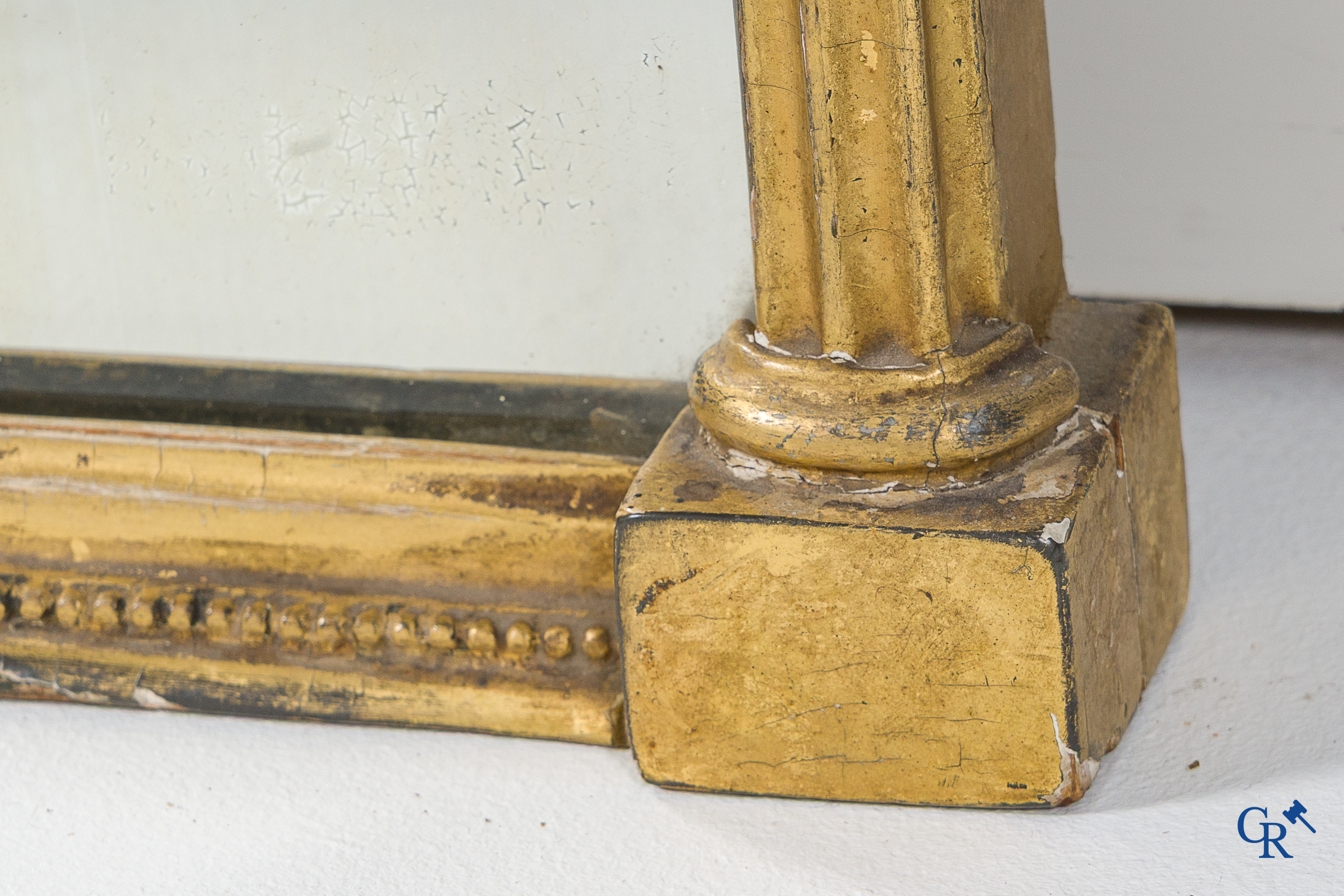 Miroir décoratif en bois sculpté et doré. Fin du XVIIIe - début du XIXe siècle.