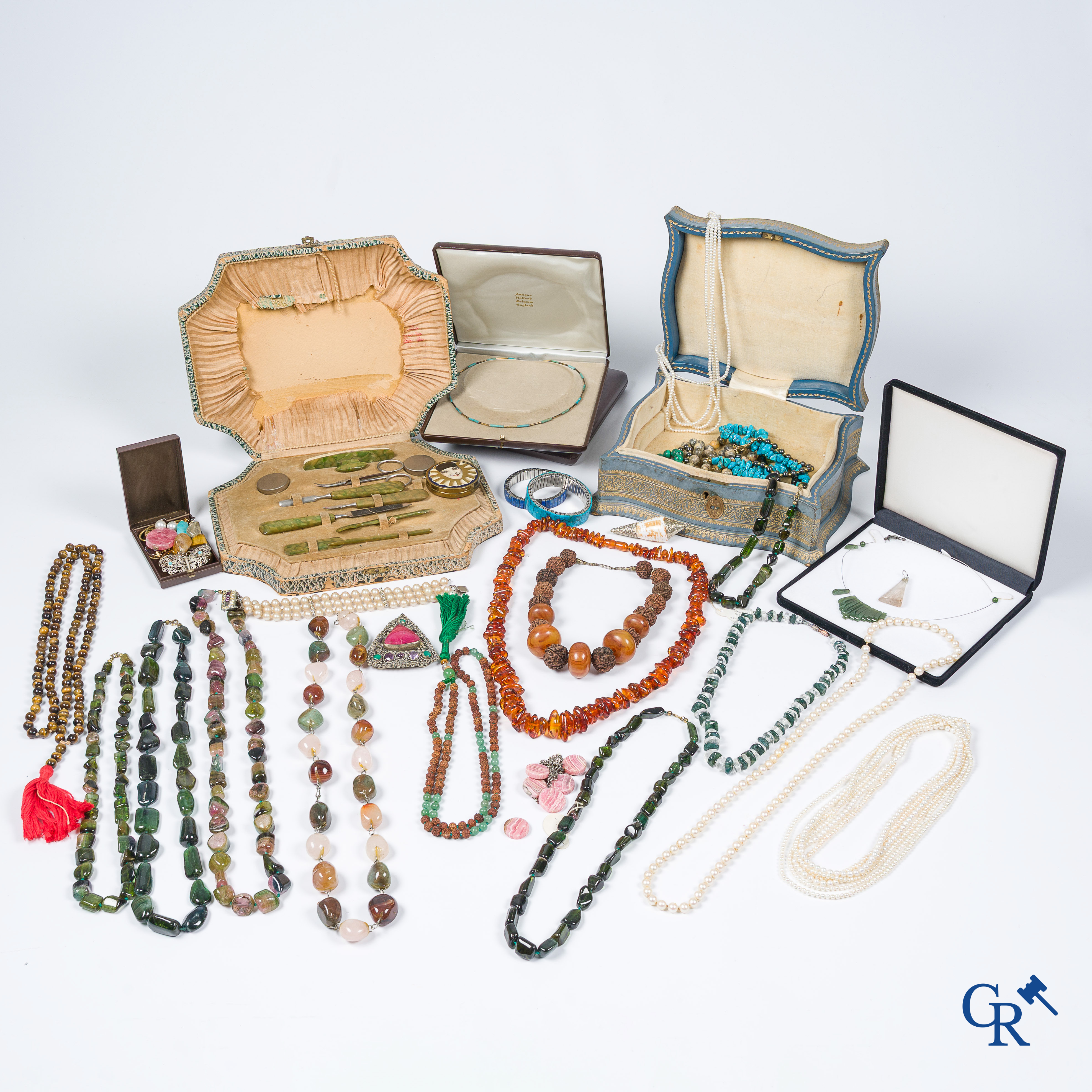 Groot lot met fantasie juwelen, halfedelstenen een Art Deco doos met toebehoren, enz.