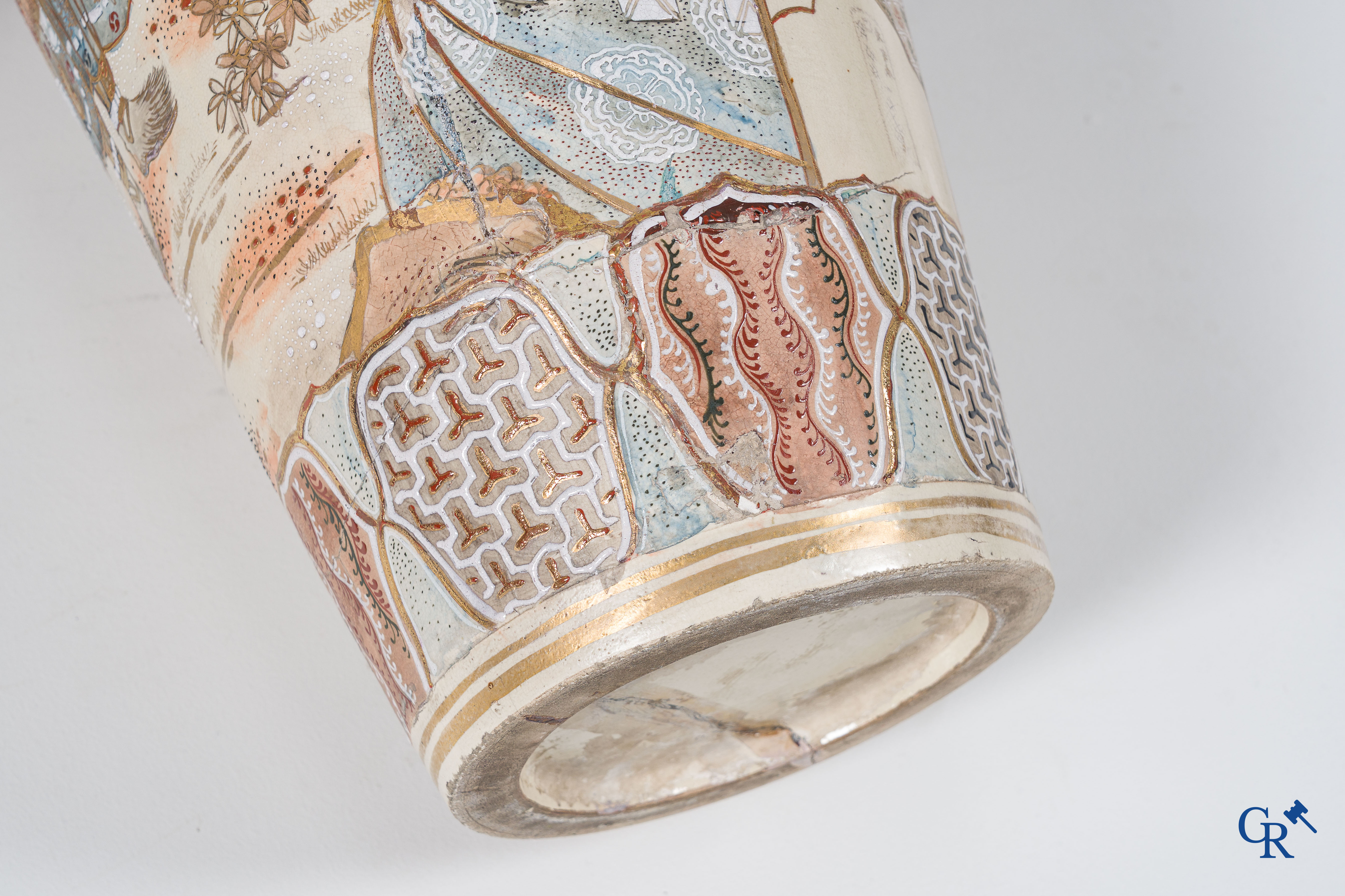 Art Asiatique. Art japonais. Exceptionnelle grande paire de vases Satsuma finement décorés. XIXe siècle.