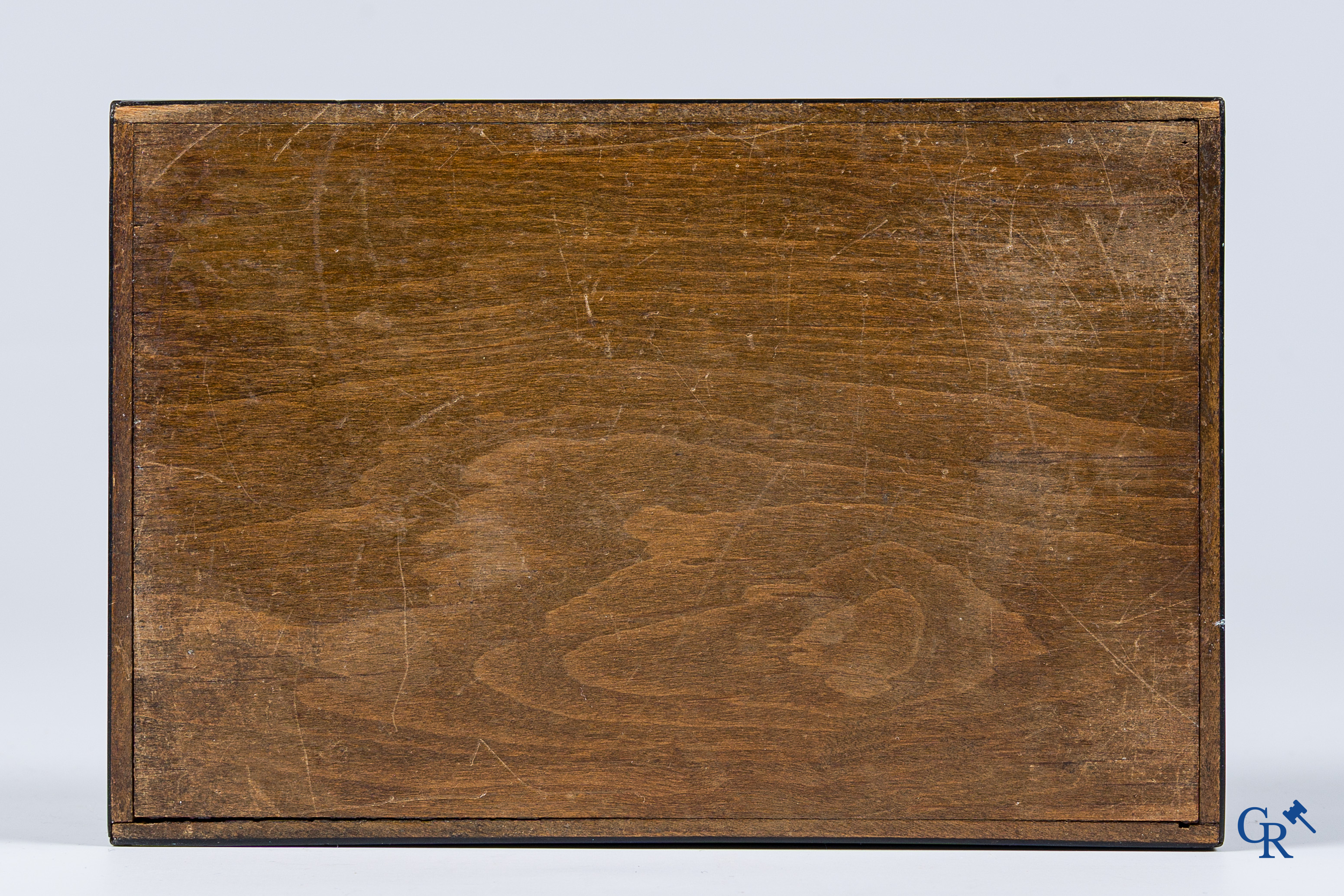 Alfred Dunhill, Londres. Art déco. Boîte à cigares en placage d'ébène et bois cubain incrusté d'argent et de galuchat.