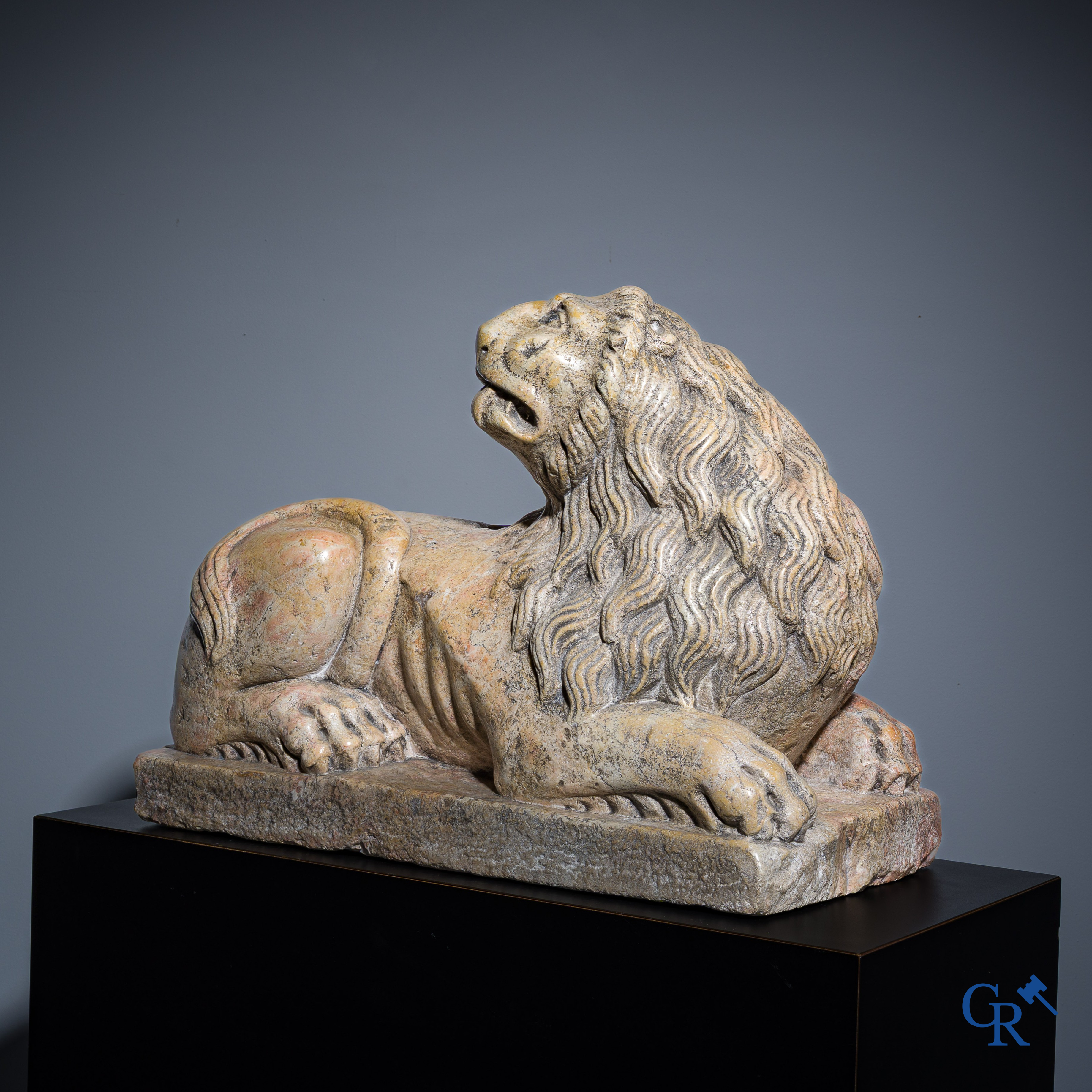 Lion couché taillé en marbre, pupilles en plomb. Italie, vers 1700.