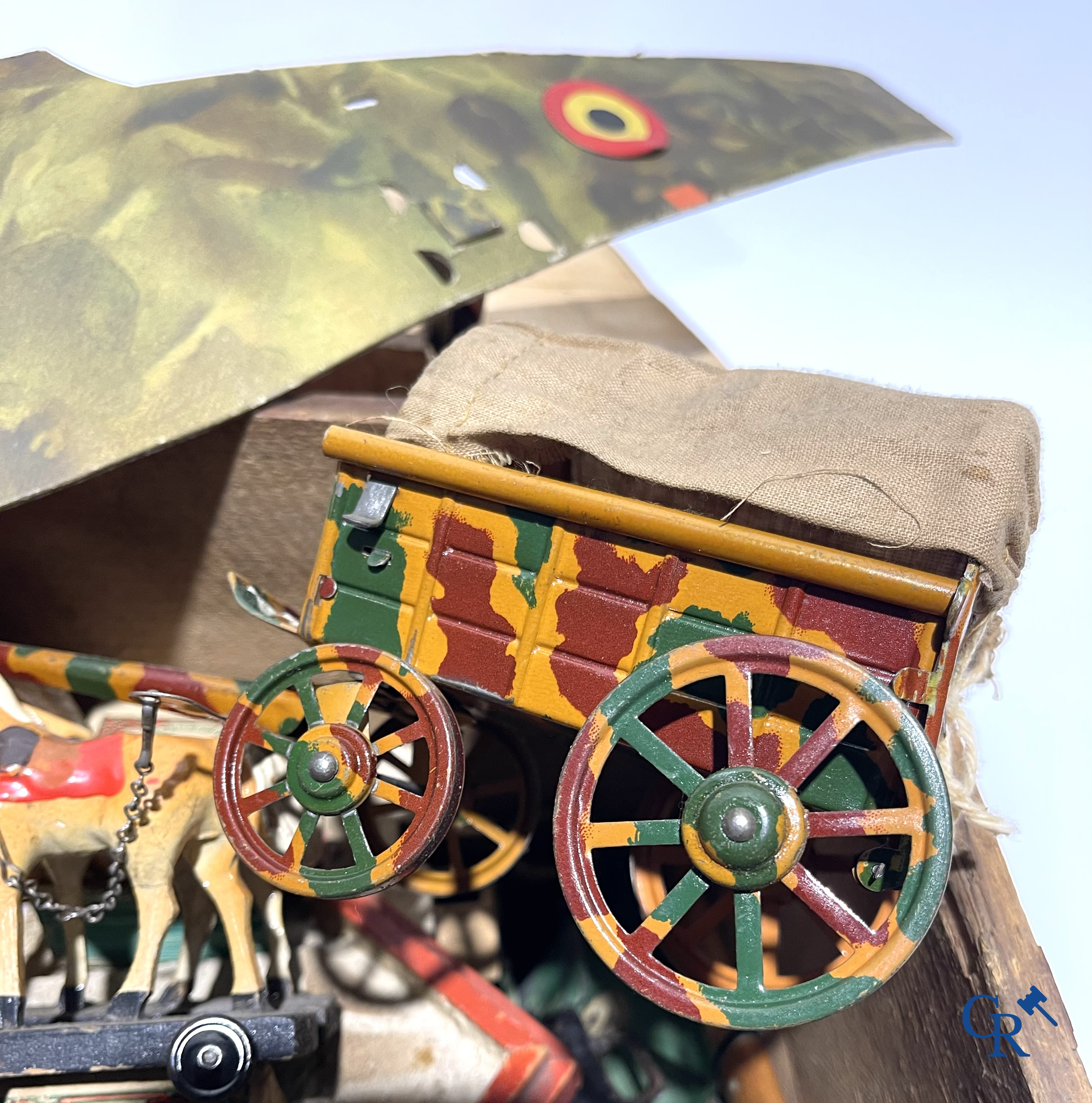 Grand nombre de jouets militaires ancien. Chars Gamma, figurines en composite, bunkers, tranchées, hôpital de campagne, etc. Années 1930-40.