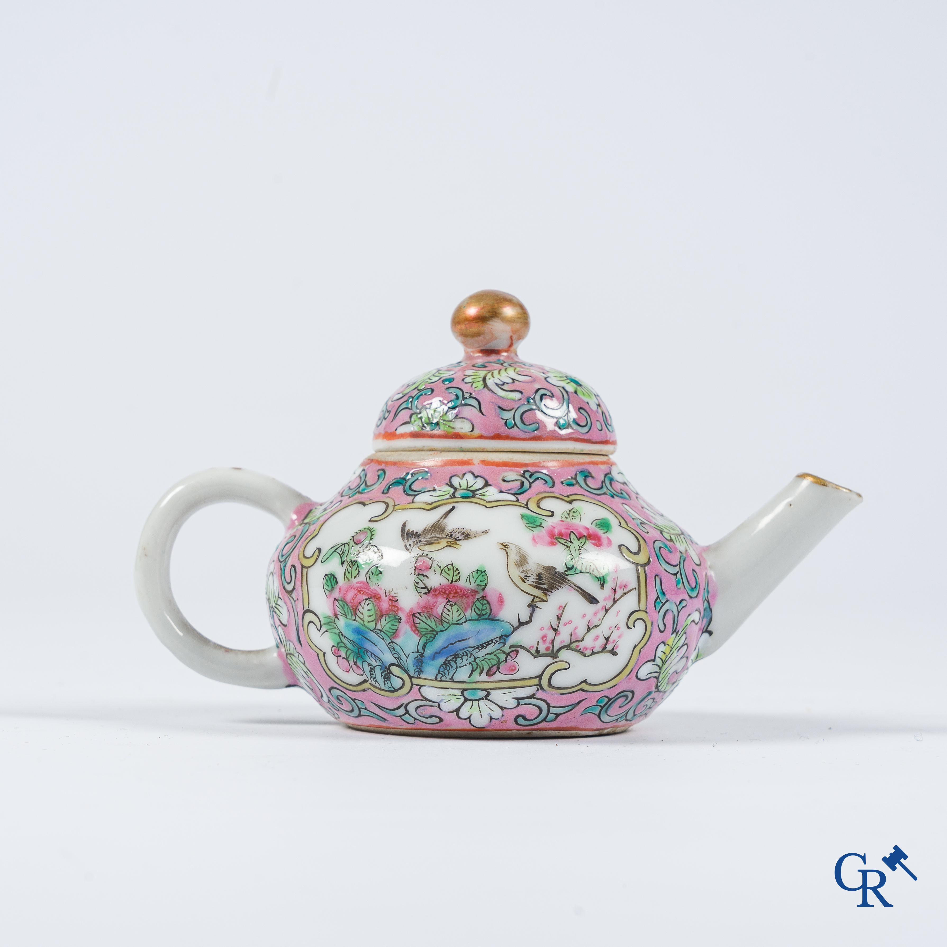 Art Asiatique. Soucoupe octogonal et plat profond, décor mandarin et une théière et assiette 19ème.