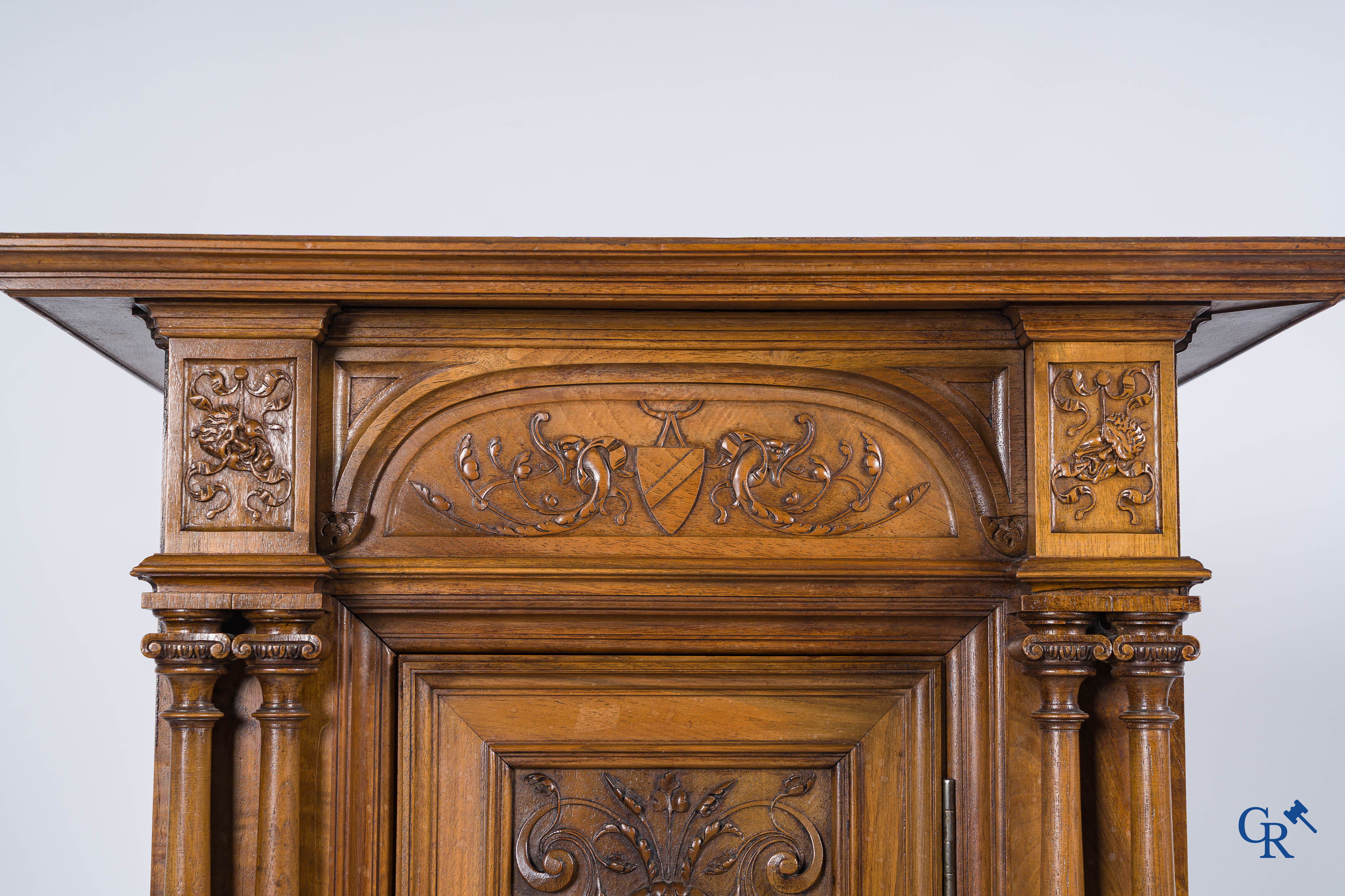Mobilier. Meuble en noyer finement sculpté avec armoiries et masques. Style néo-Renaissance. Fin du 19ème siècle.