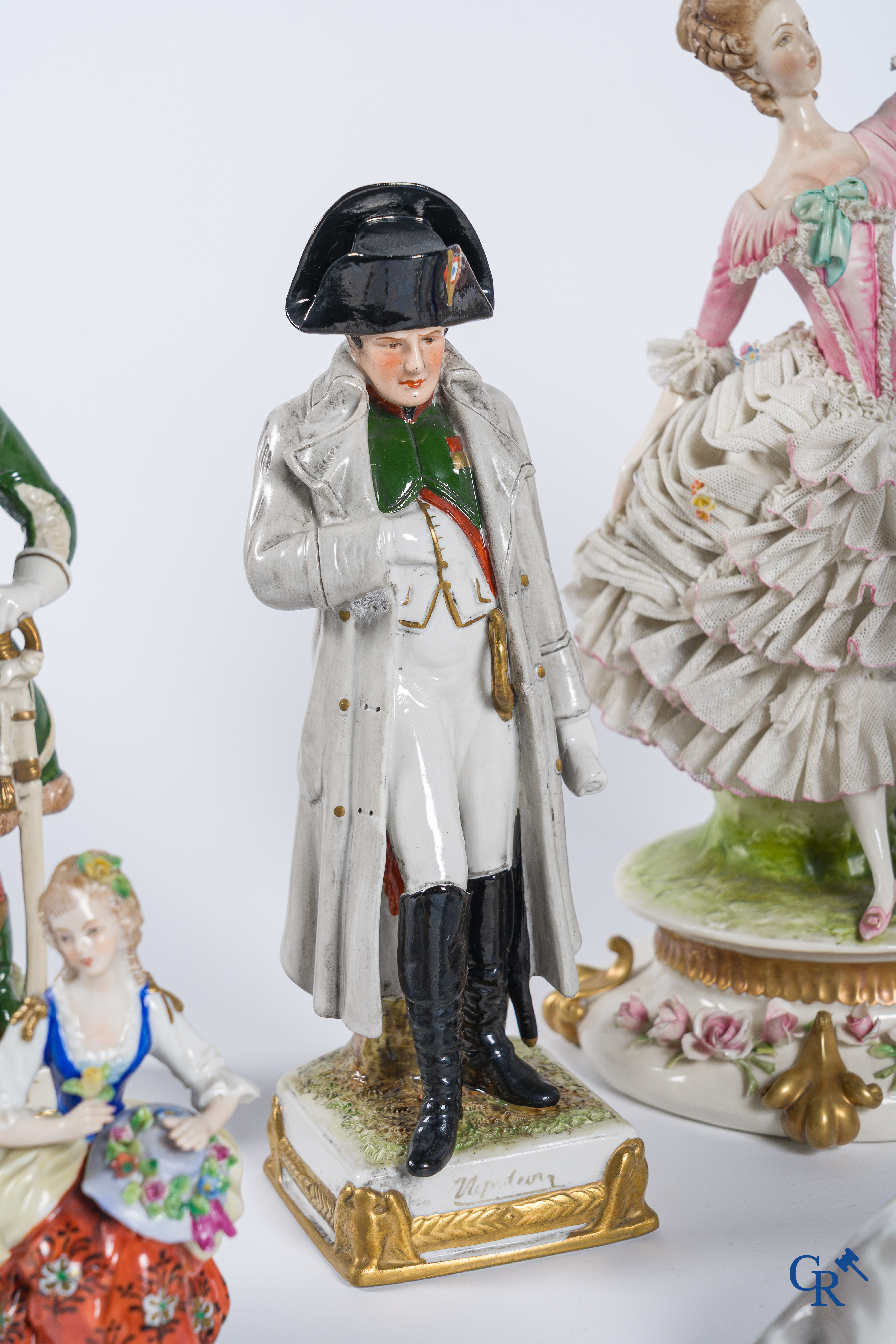 Beau lot de divers sujets en porcelaine. Porcelaine de Saxe, Ladro, etc. (11 pièces)