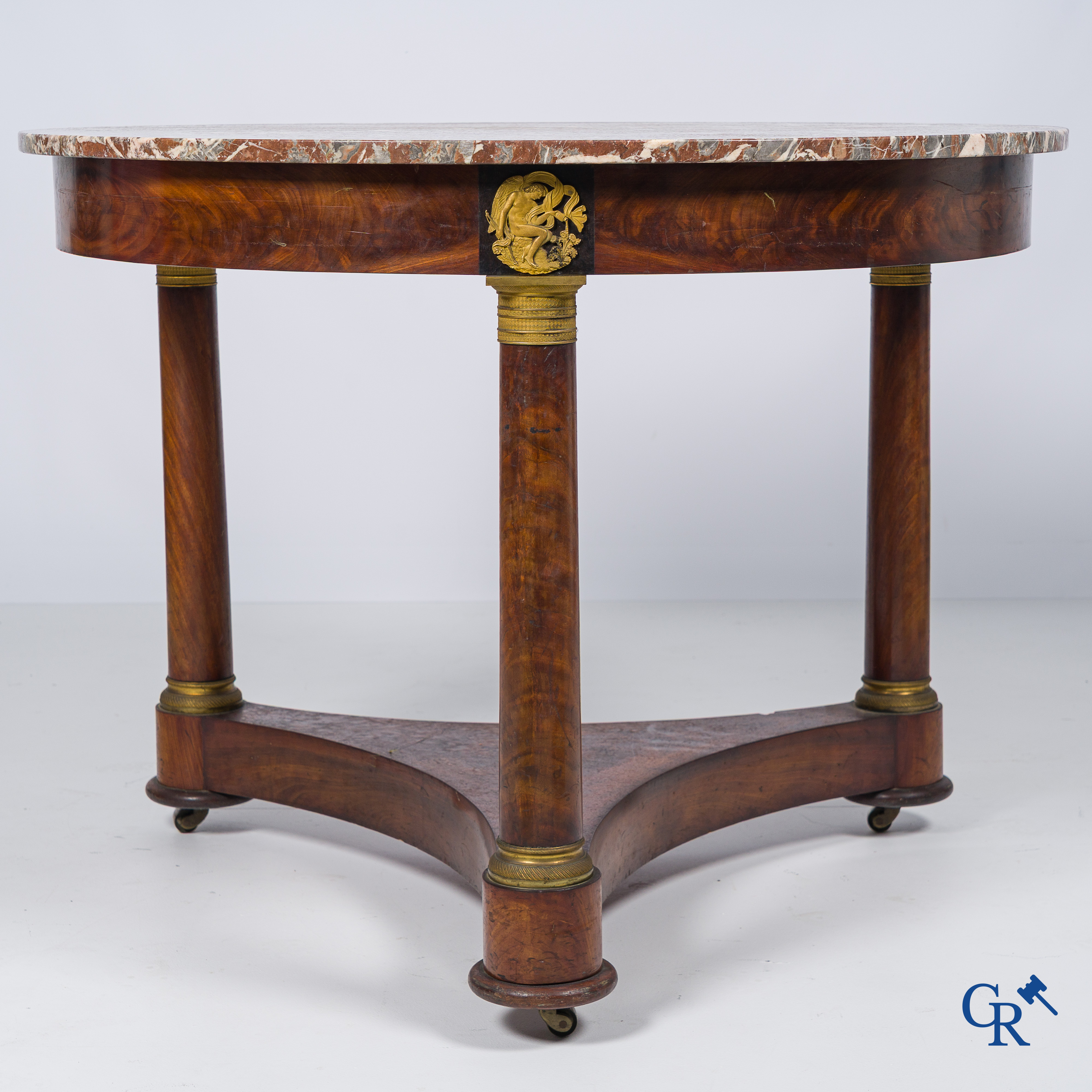 Empire. Grand guéridon en placage d'acajou, bronzes finement ciselés et dorés. France, vers 1810.