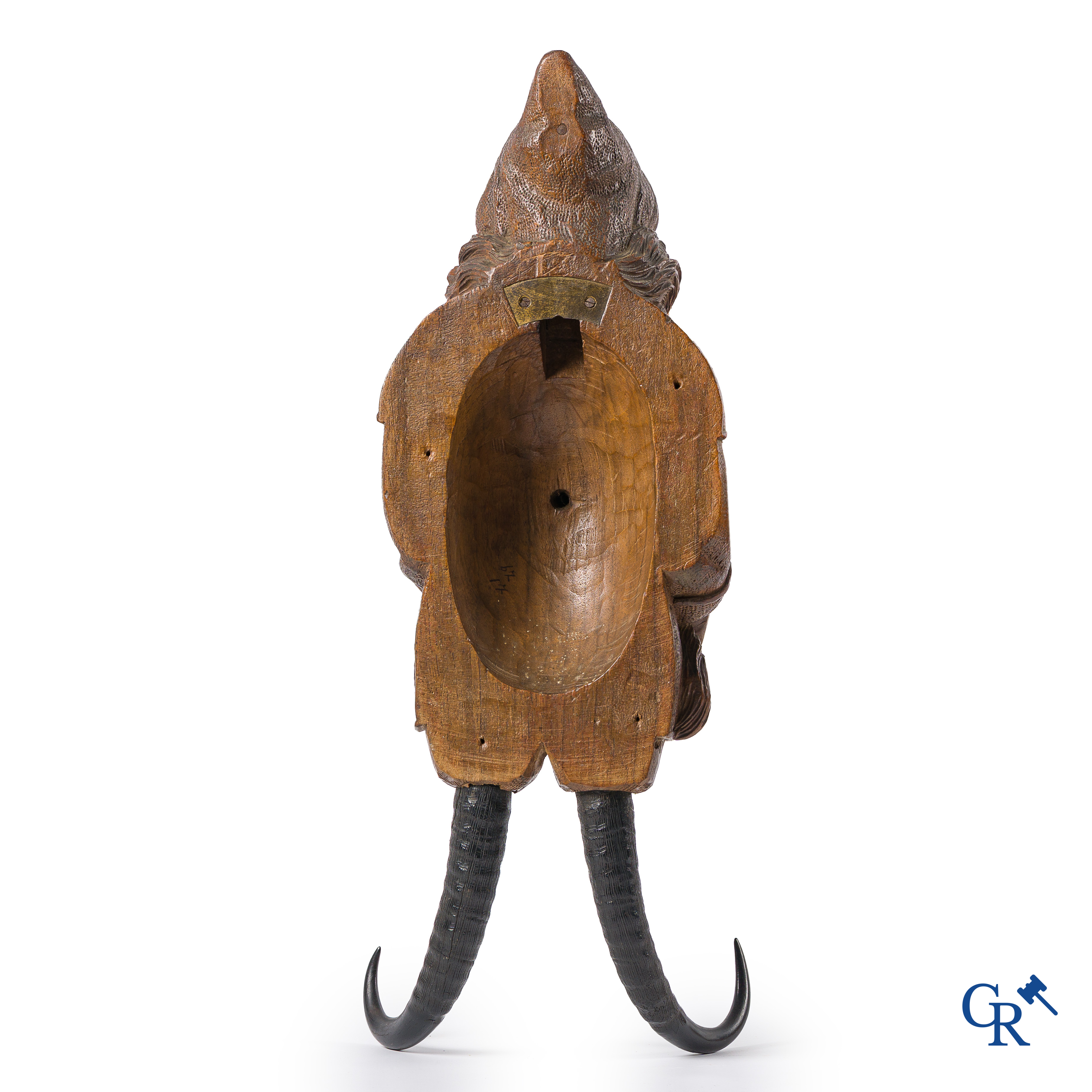 Forêt Noire. Rare porte-manteau représentant un nain. Bois de tilleul sculpté, yeux sulfure et cornes de chamois.