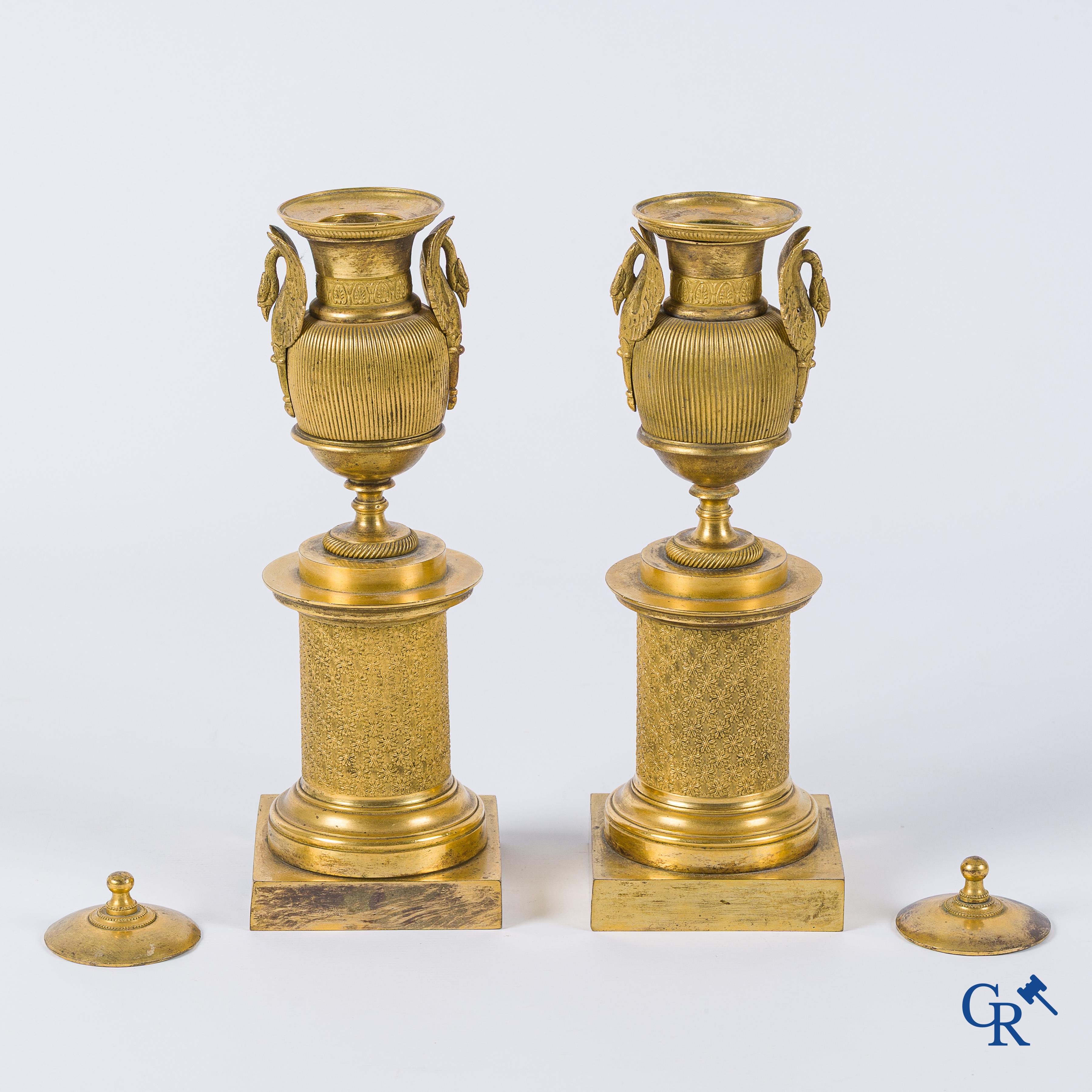 Empire. Paire de cassolettes formant bougeoir en bronze finement ciselées et dorées. Epoque Empire, vers 1810.