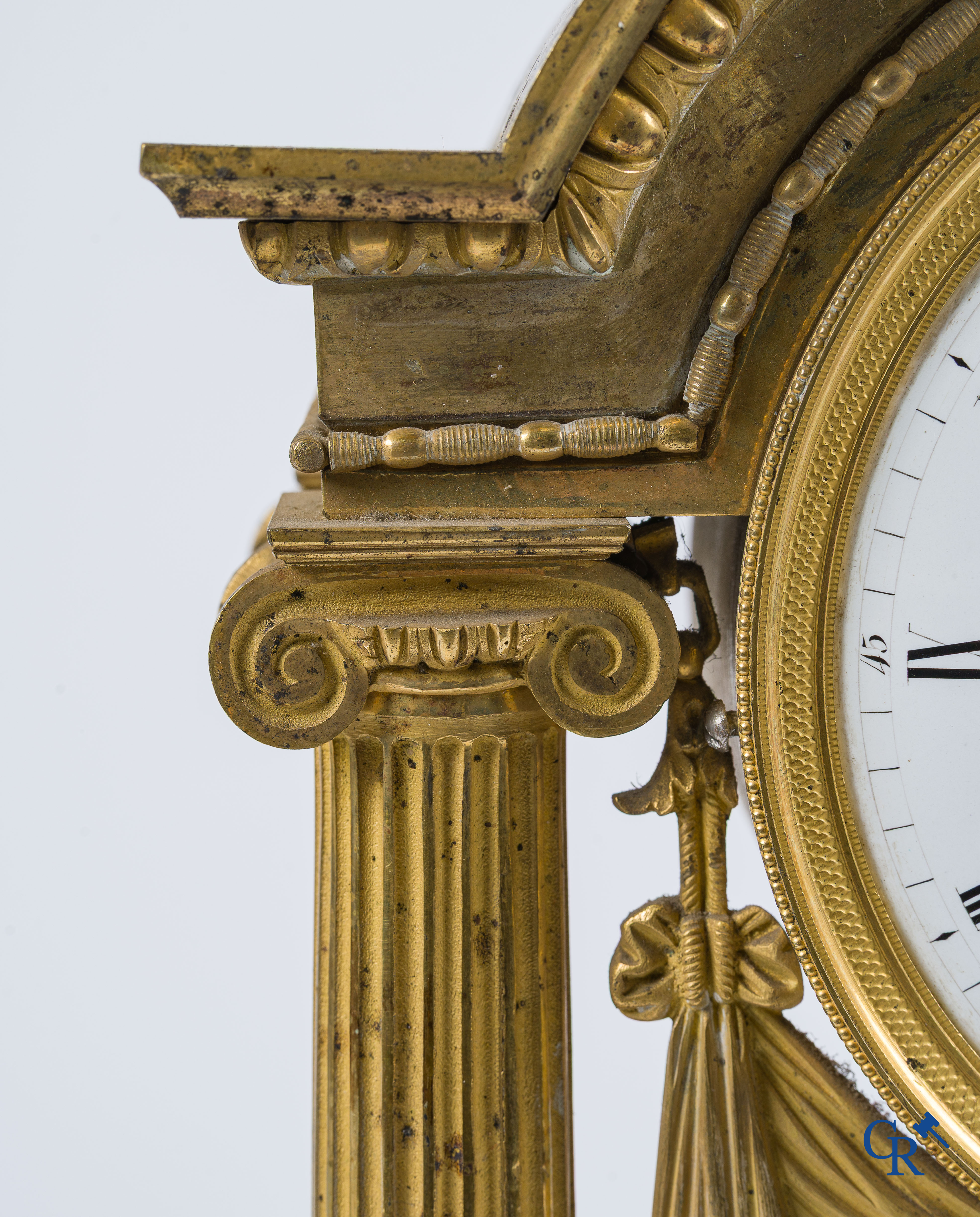 Warnier l'ainé à Paris. Portaalpendule met klassieke zuilen in fijn geciseleerd en verguld brons. Eind 18e eeuw.
