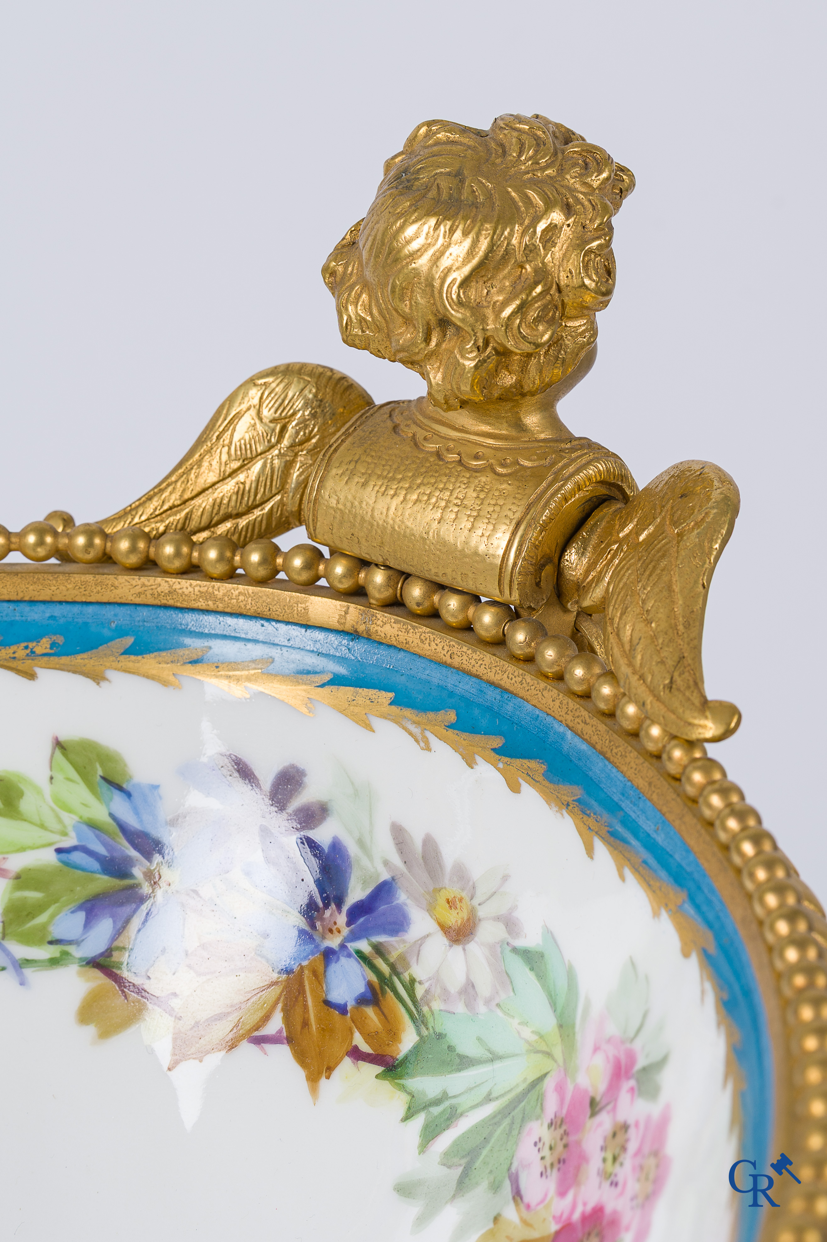 Sèvres. Important centre de table en porcelaine de Sèvres avec des montures en bronze doré. Style LXVI, vers 1900.