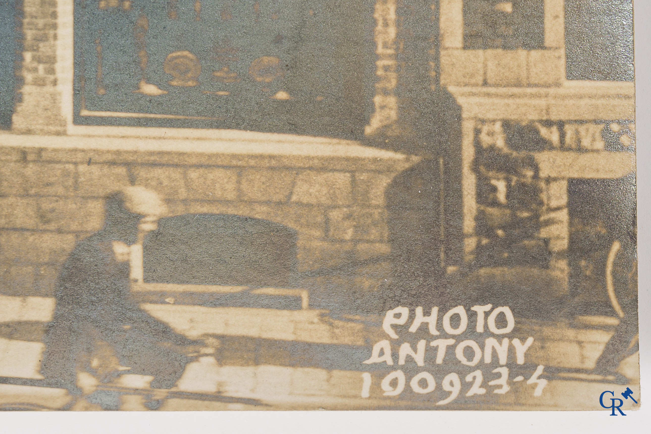 Photographie. Maurice Antony (Ypres 1883 - Ostende 1963) Intéressante photo de la maison de la famille Antony à Ypres.
