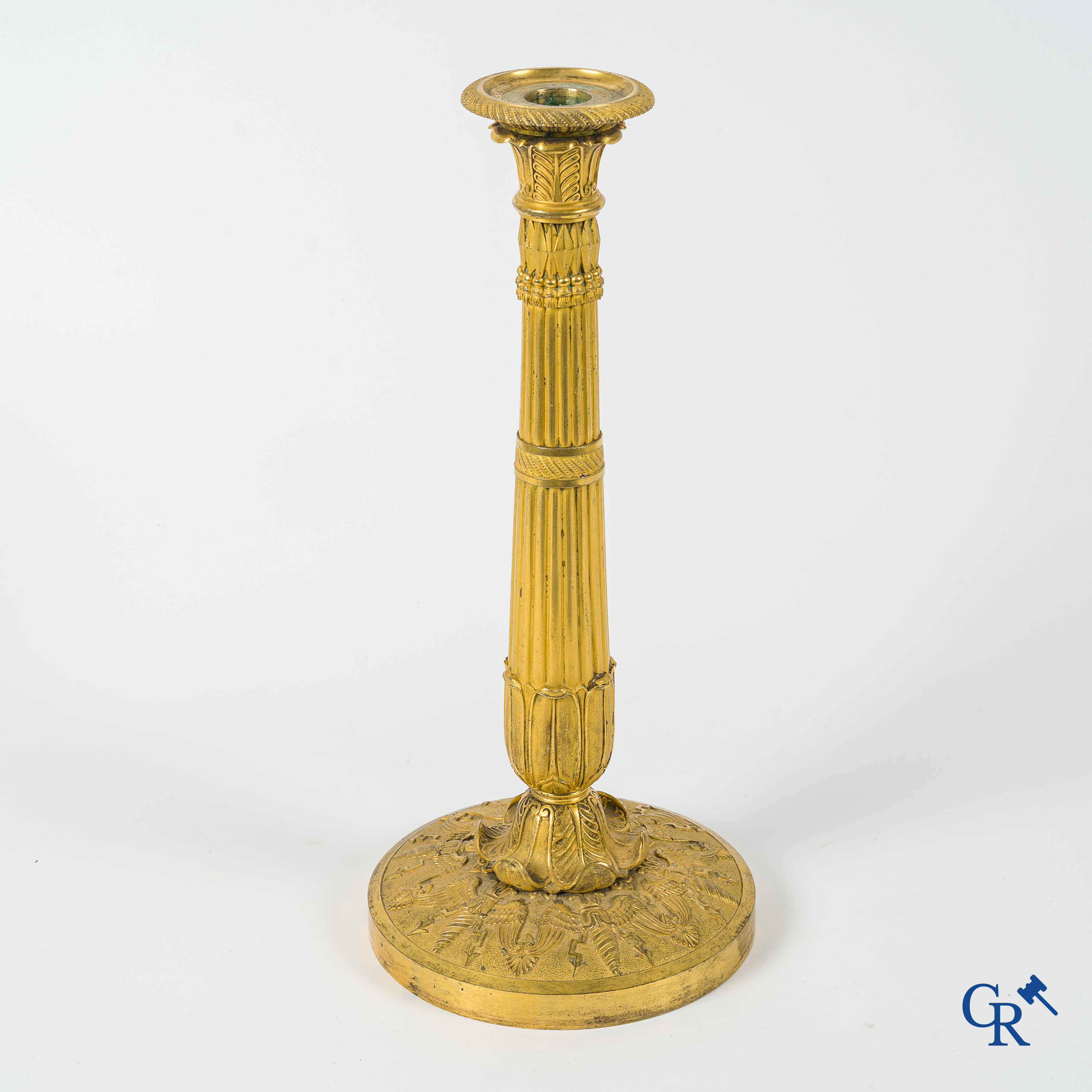 Epoque Empire. Exceptionnel et grand bougeoir en bronze finement ciselé et doré. France, vers 1810.