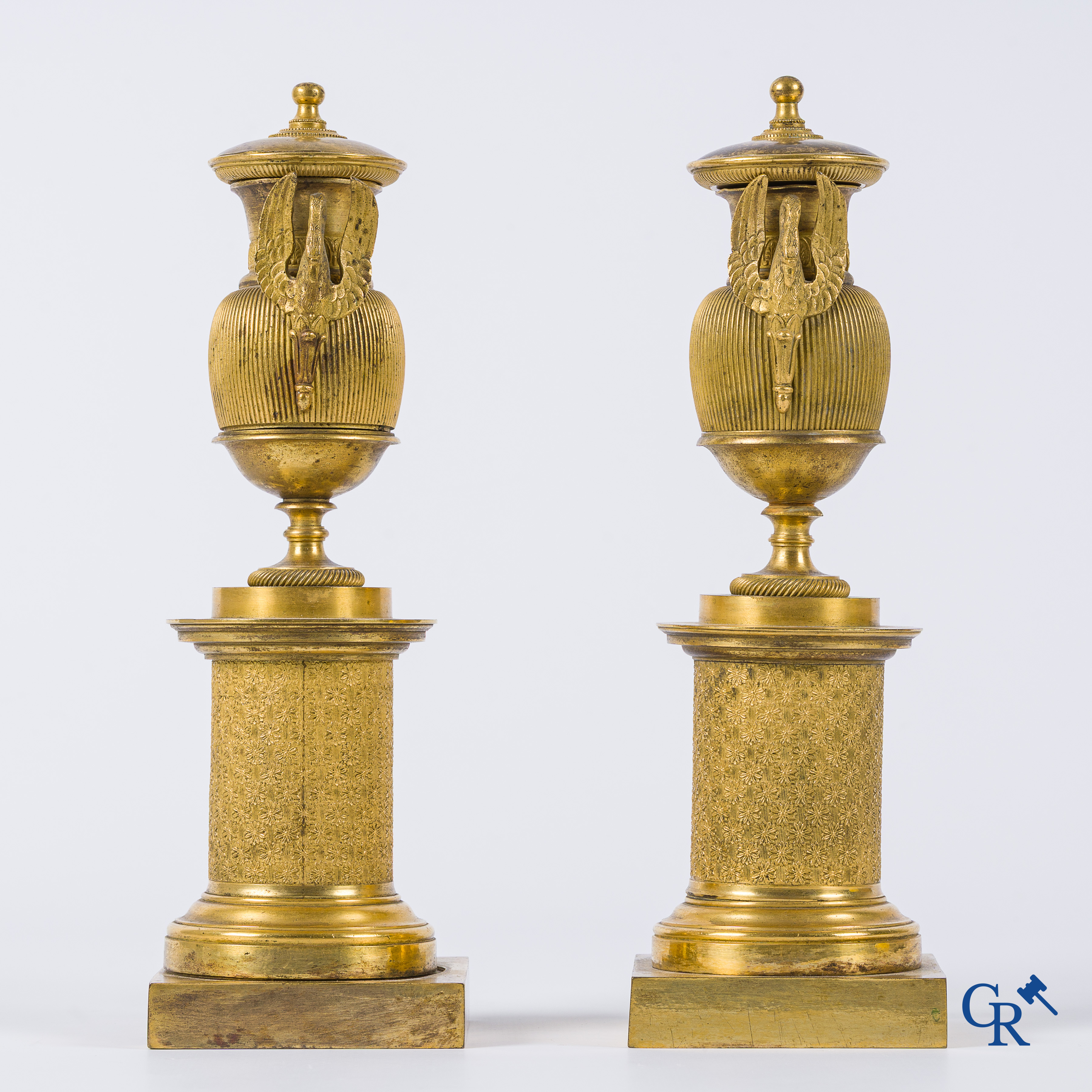 Empire. Paire de cassolettes formant bougeoir en bronze finement ciselées et dorées. Epoque Empire, vers 1810.