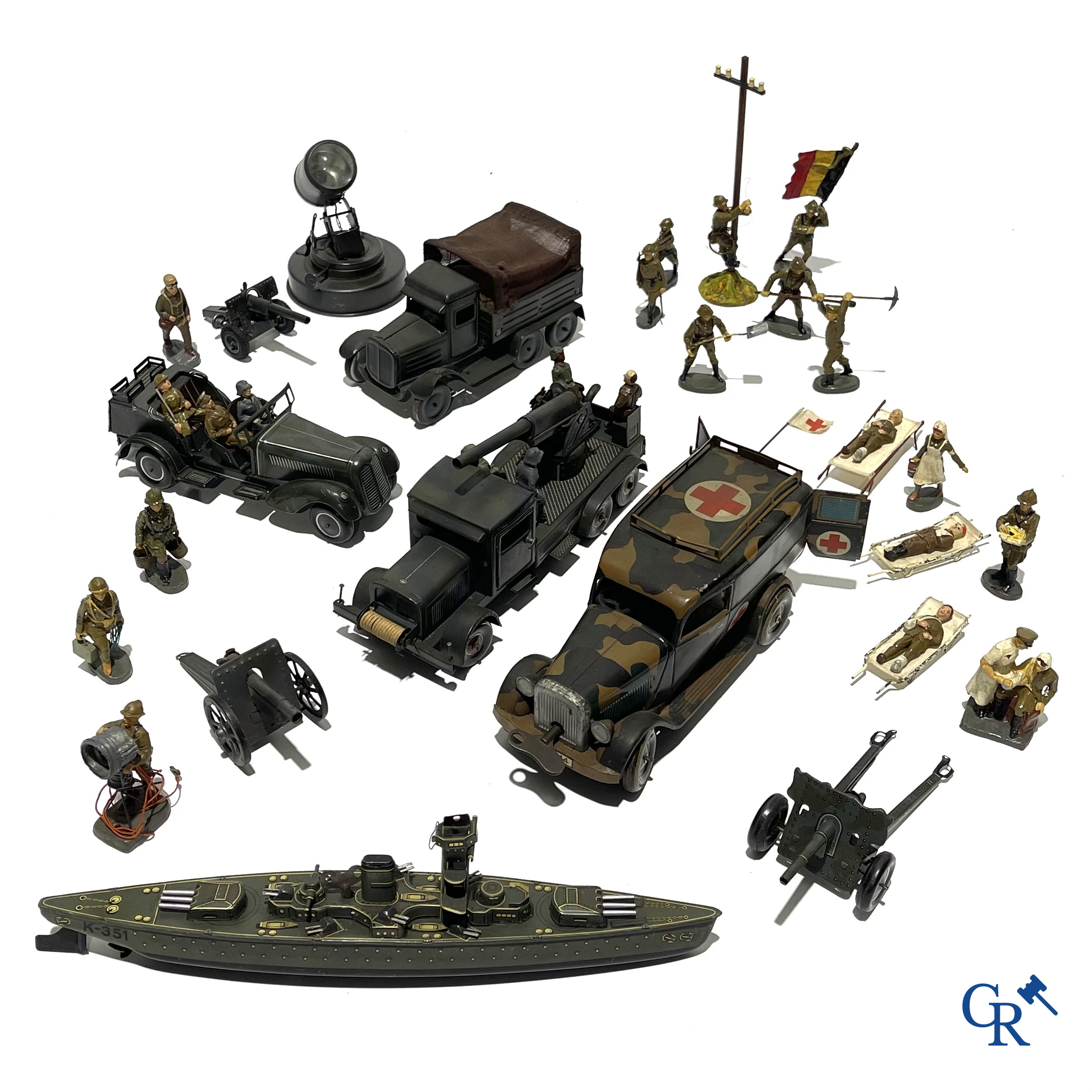 Jouets anciens. Lot de jouets militaires allemands exceptionnellement bien conservés en tôle lithographiée et des figurines en composite. Années '30-'40.