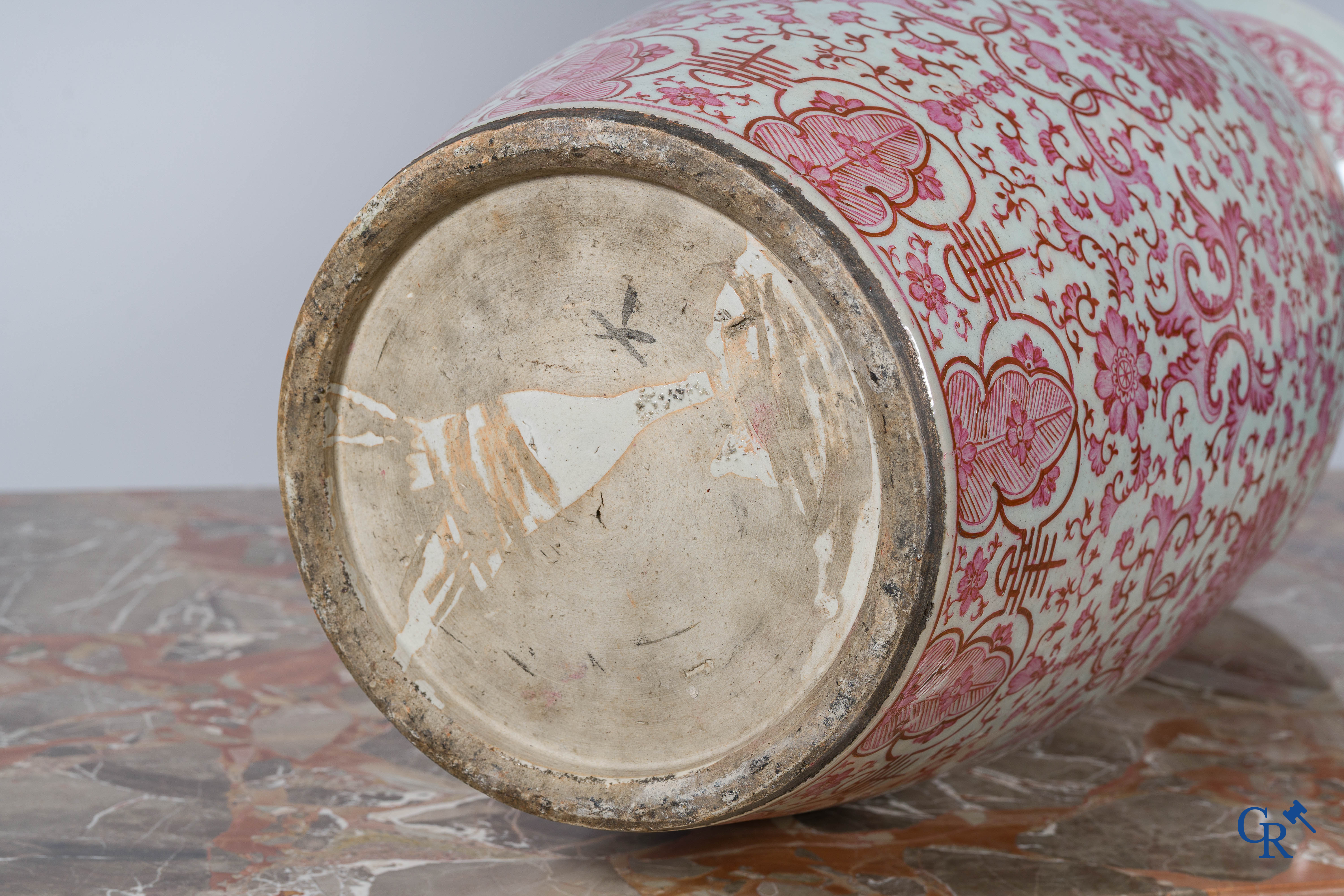 Art Asiatique. Porcelaine chinoise. Grand vase balustre aux motifs violet-rose "puce". 19ème siècle.