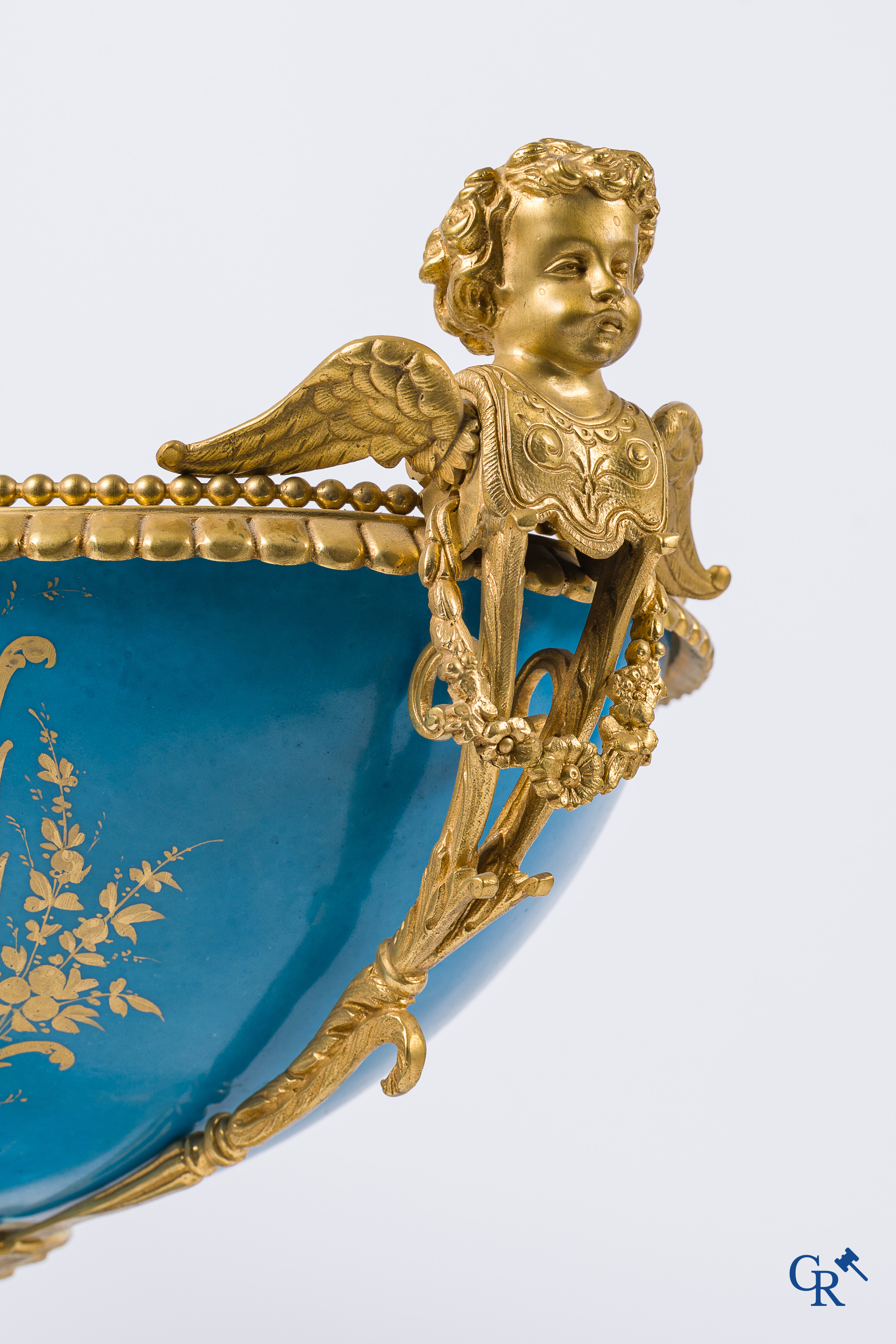 Sèvres. Important centre de table en porcelaine de Sèvres avec des montures en bronze doré. Style LXVI, vers 1900.
