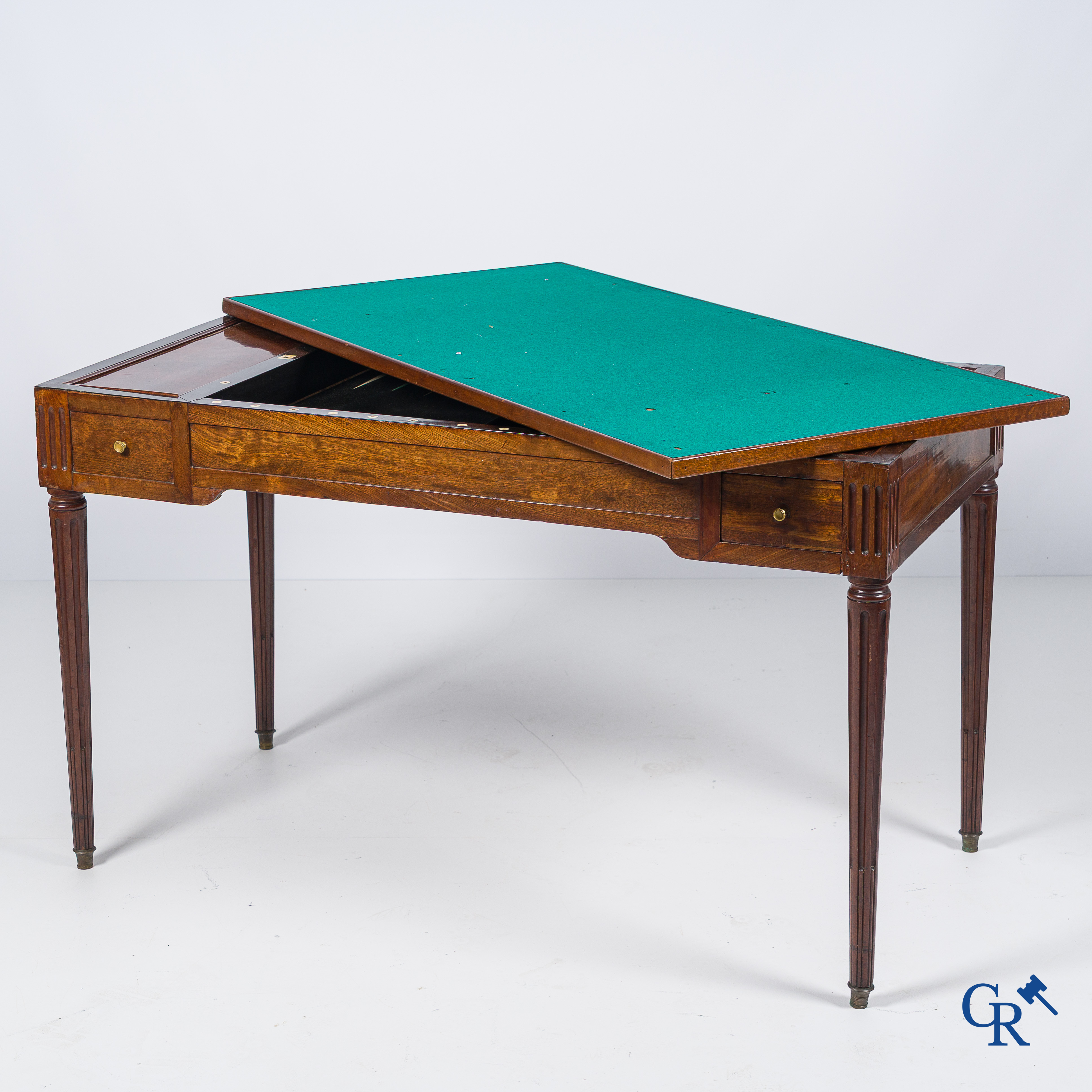 Epoque LXVI. Table à jeu en acajou, placage d'ébène et divers types d'incrustations. Fin XVIIIème.