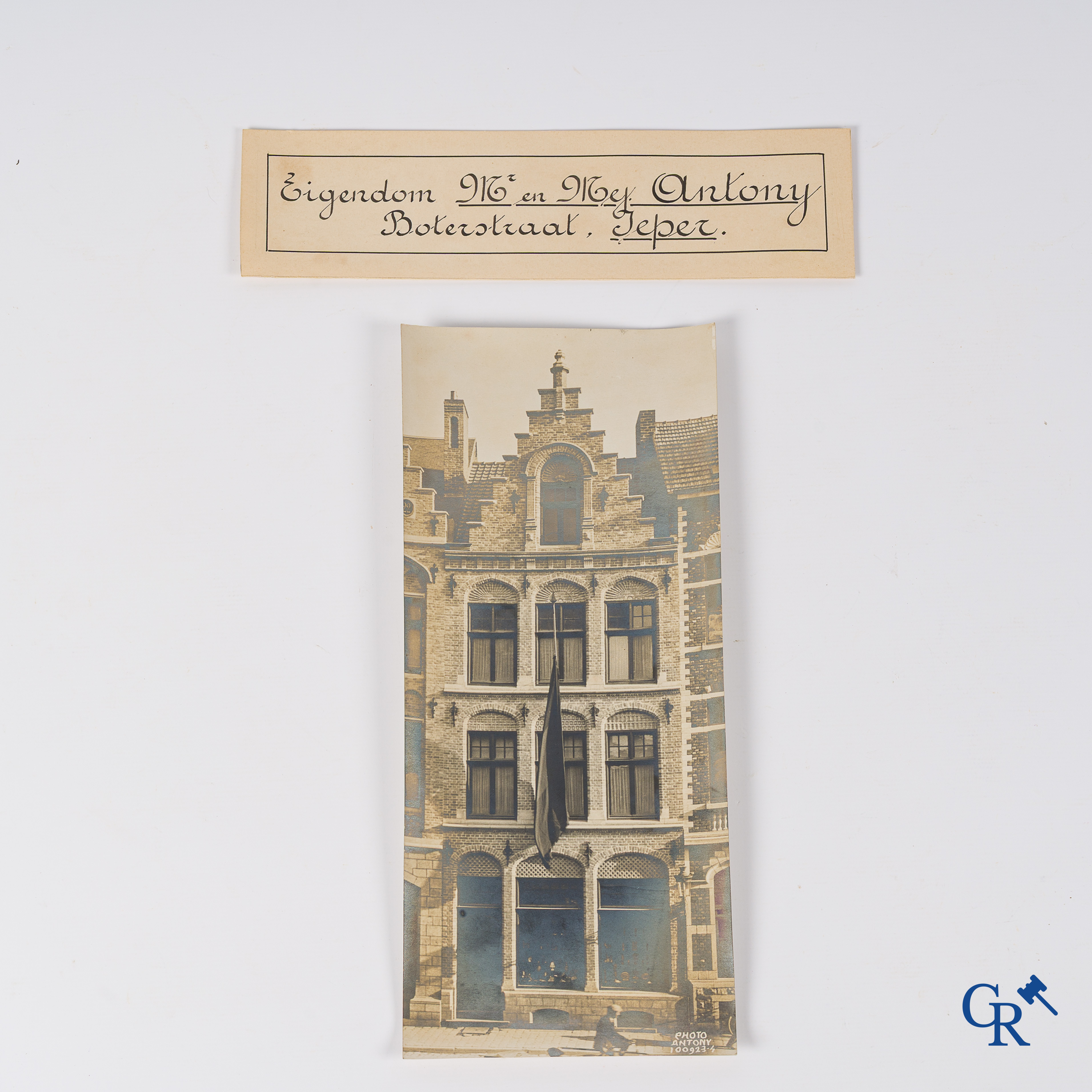 Photographie. Maurice Antony (Ypres 1883 - Ostende 1963) Intéressante photo de la maison de la famille Antony à Ypres.