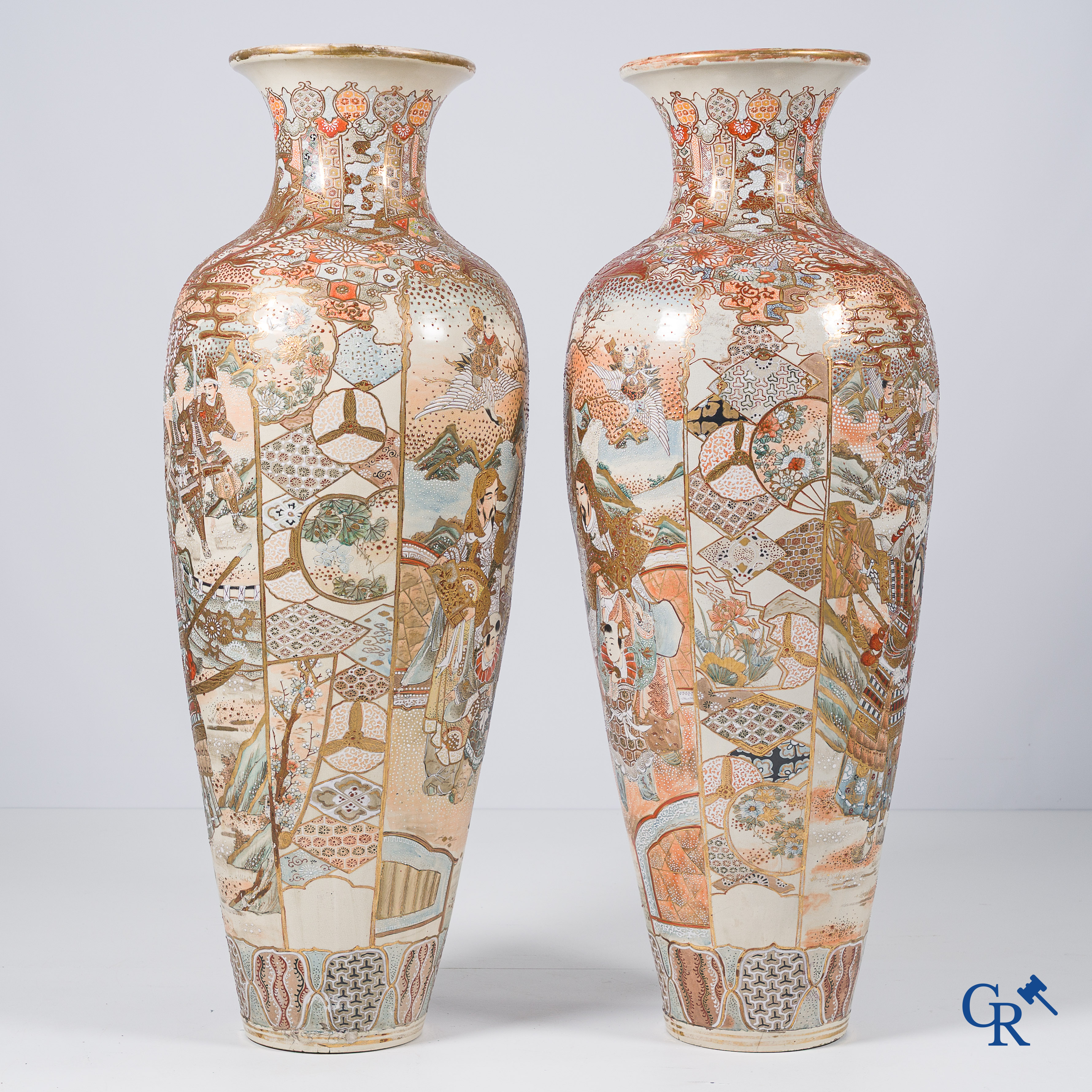Art Asiatique. Art japonais. Exceptionnelle grande paire de vases Satsuma finement décorés. XIXe siècle.
