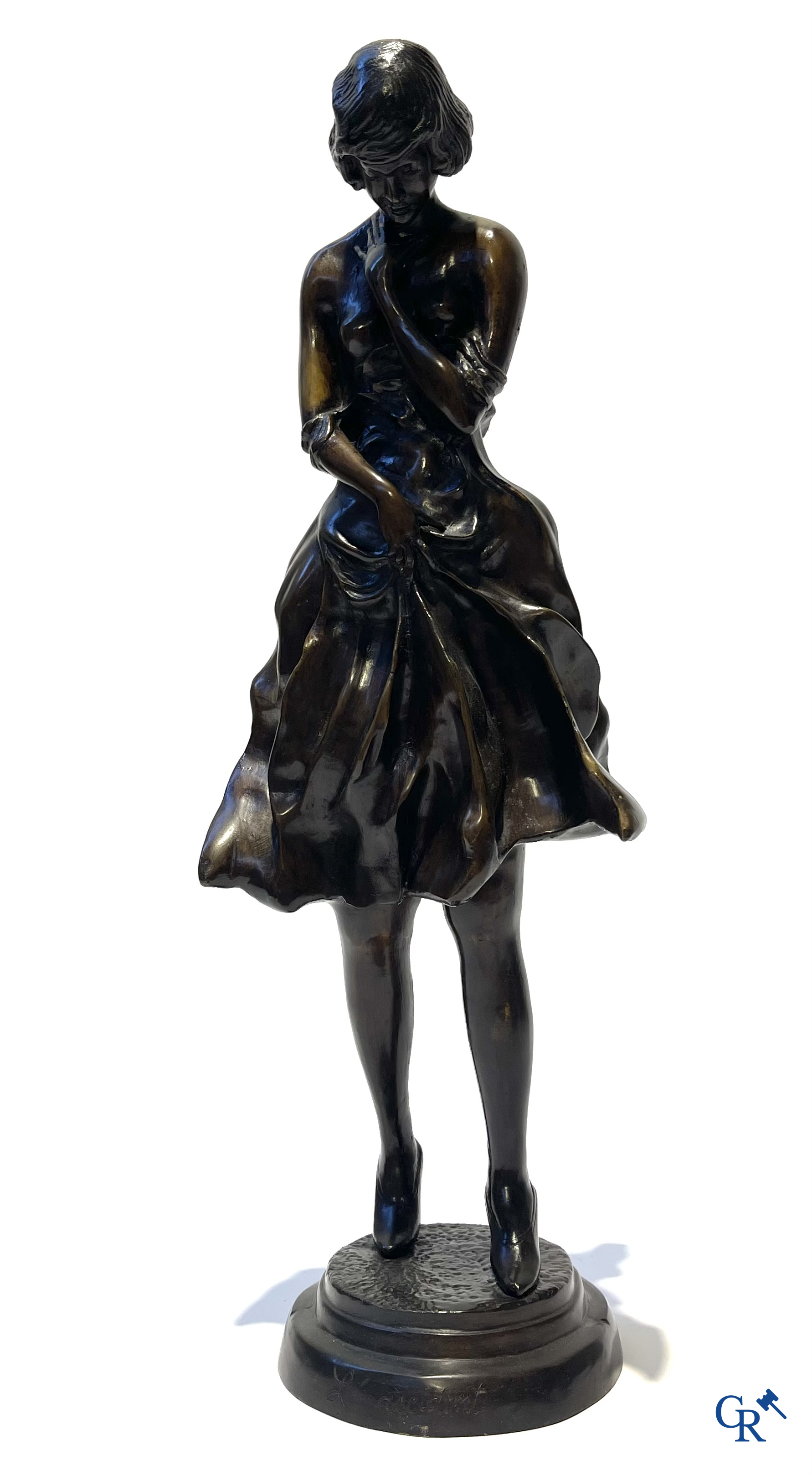 Lot de 3 statues en bronze (posthume) Fille aux fleurs, cupidon d'après Auguste Moreau et femme de style Art Déco.