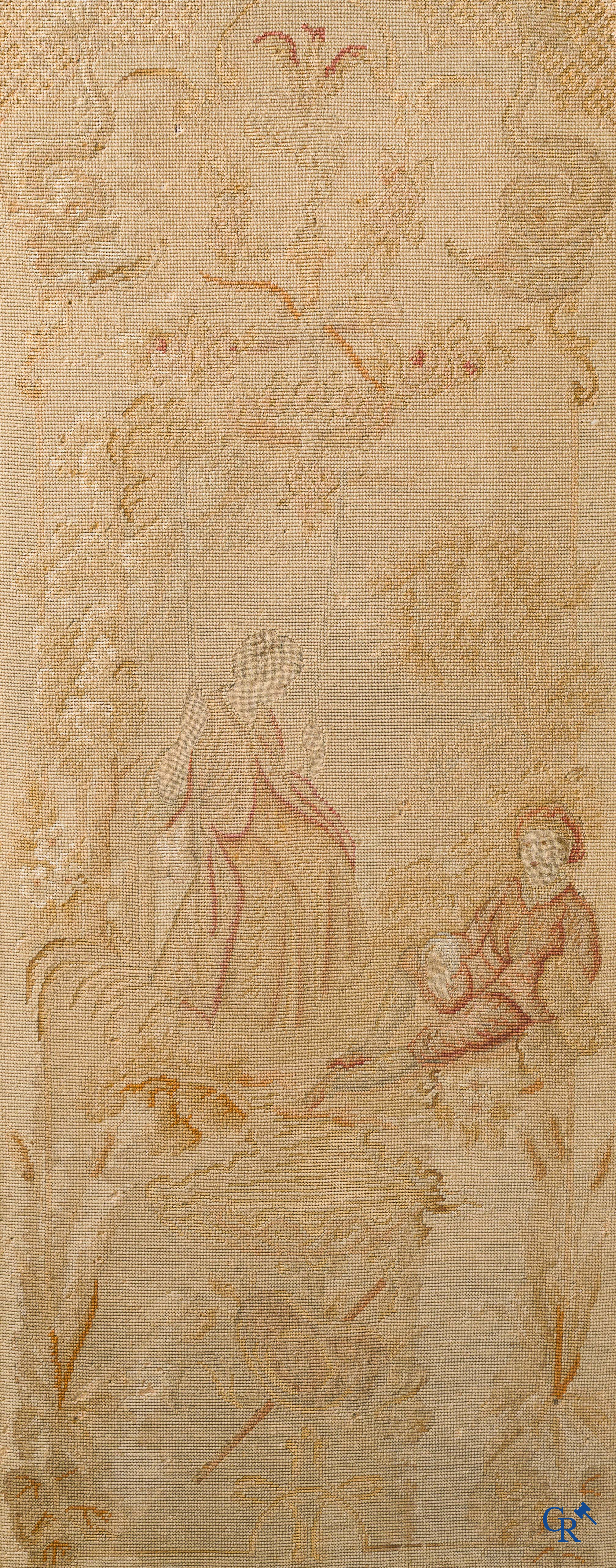 Paravent 3 pièces en bois finement sculpté et doré, décoré de broderie. Style LXV, vers 1900.