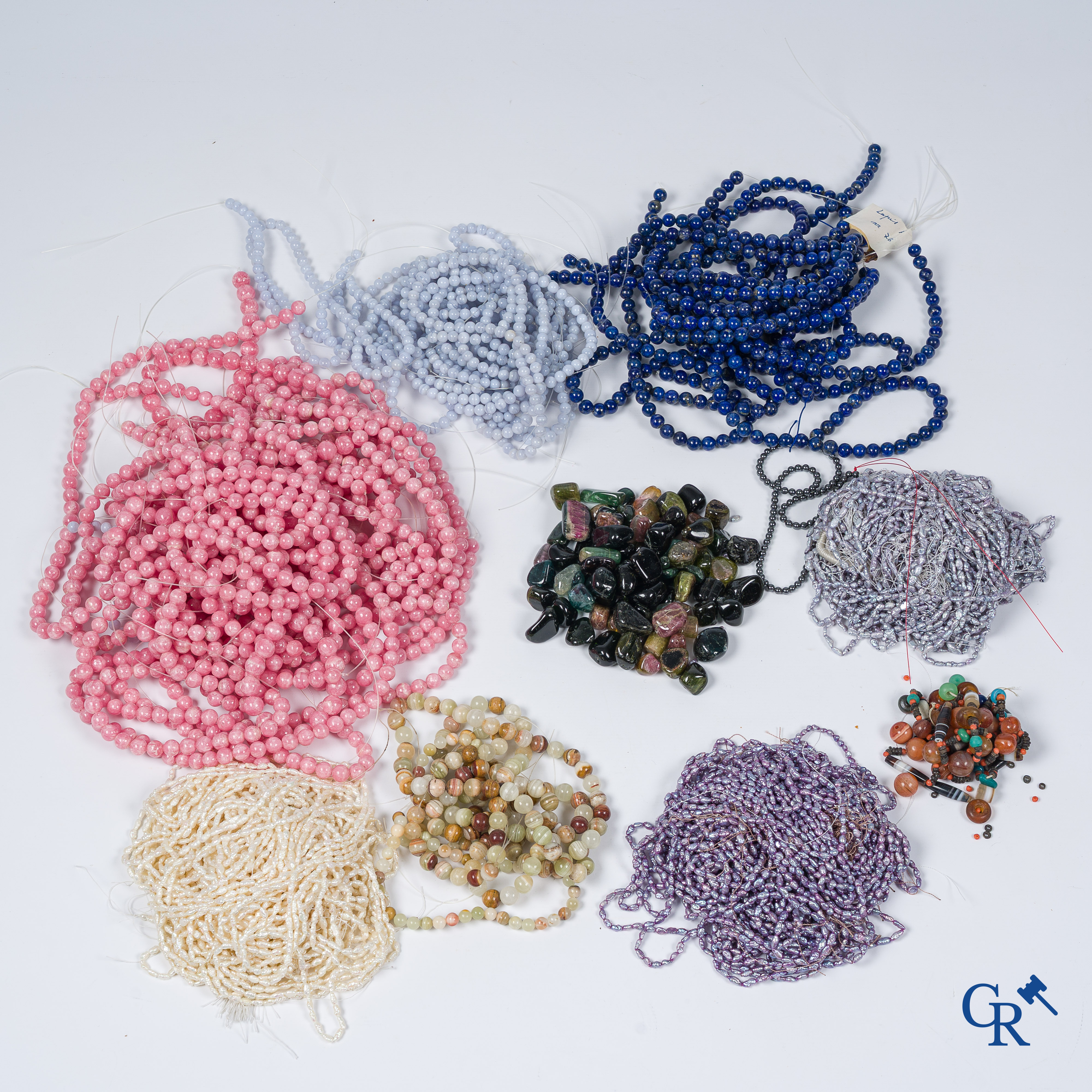 Groot lot met parels en diverse halfedelstenen voor het maken van juwelen. Lapis Lazulli, roze opaal, onix enz.