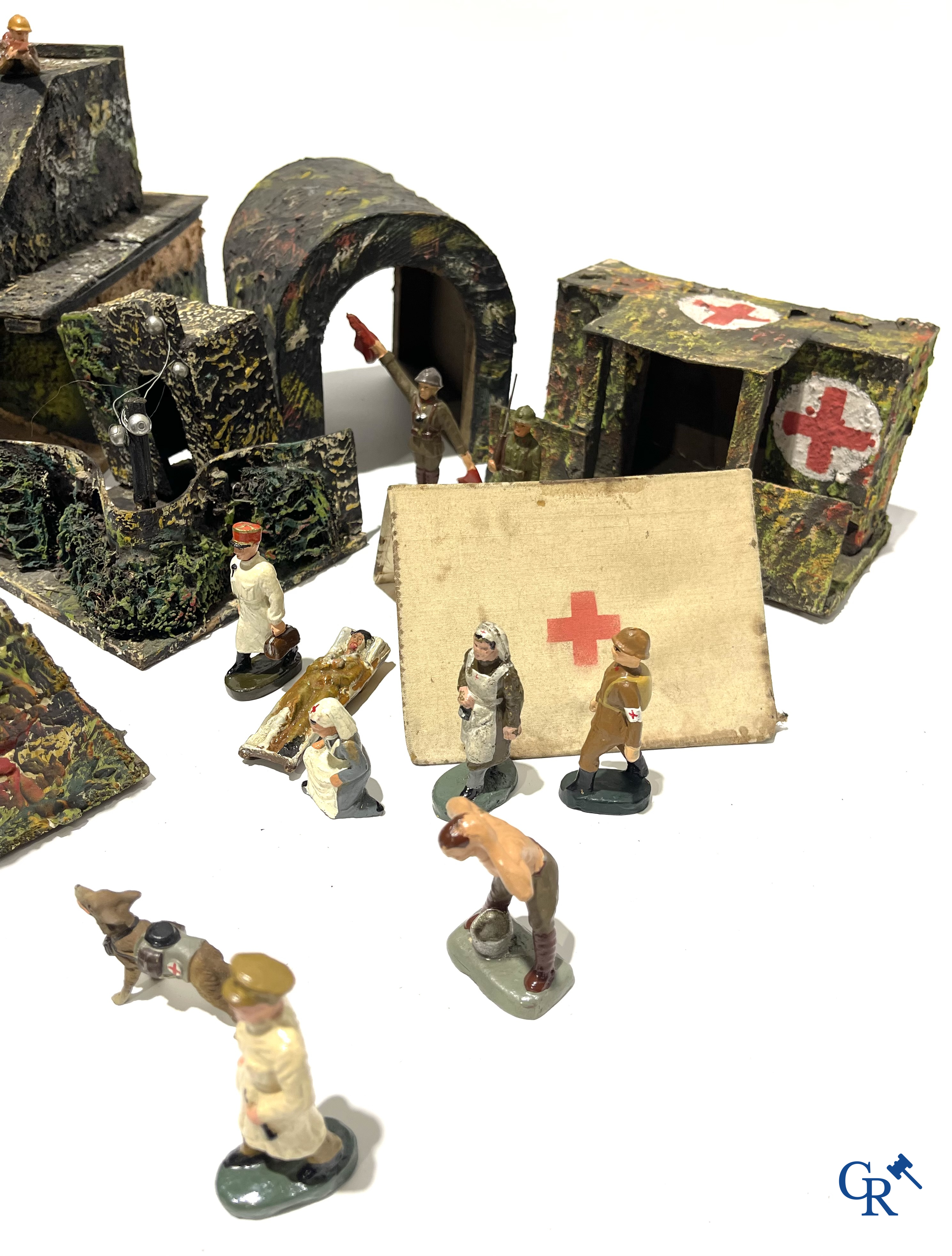 Grand nombre de jouets militaires ancien. Chars Gamma, figurines en composite, bunkers, tranchées, hôpital de campagne, etc. Années 1930-40.