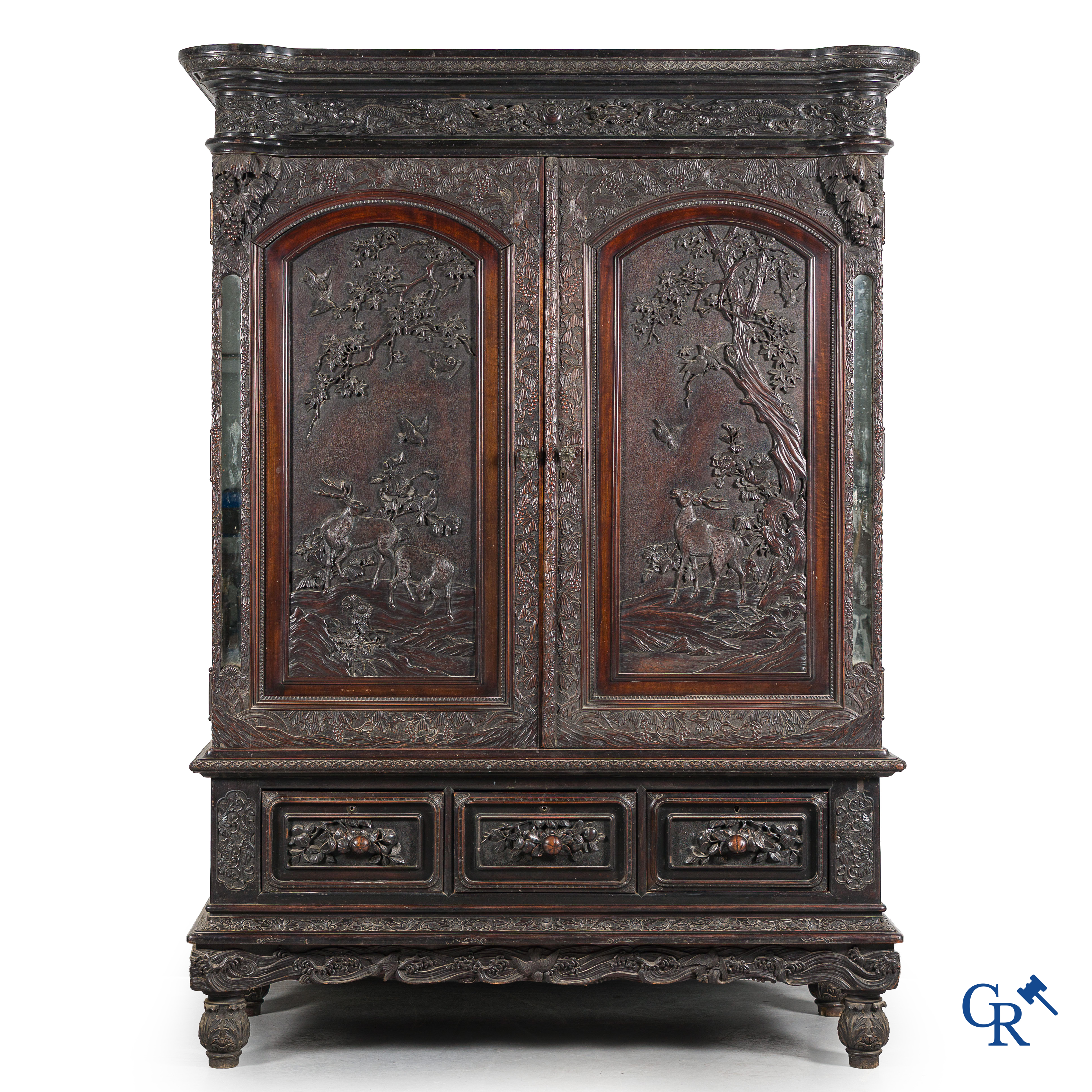 Art Asiatique. Exceptionnel et impressionnant meuble avec des panneaux chinois finement sculptés. XIXe siècle.
