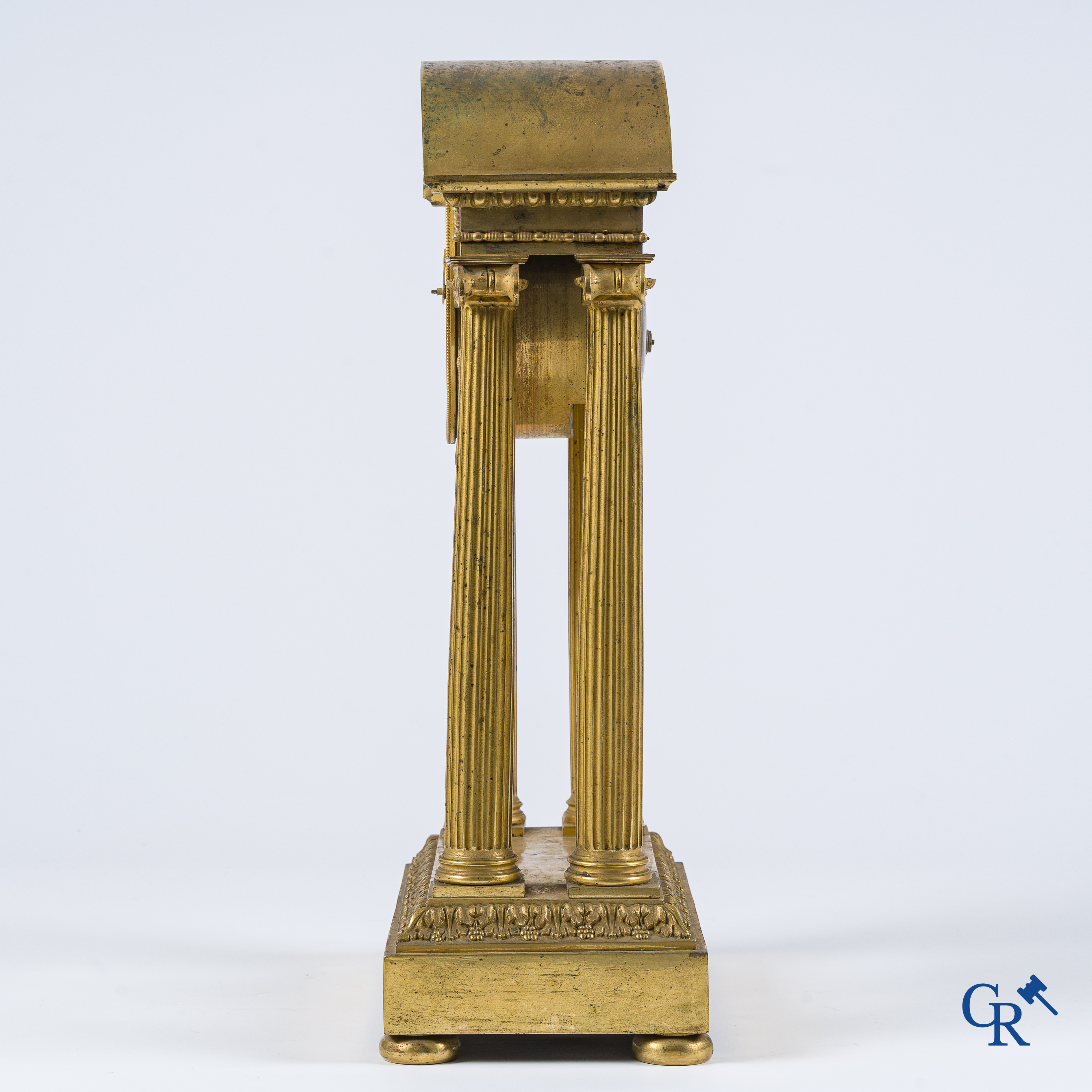 Warnier l'ainé à Paris. Portaalpendule met klassieke zuilen in fijn geciseleerd en verguld brons. Eind 18e eeuw.